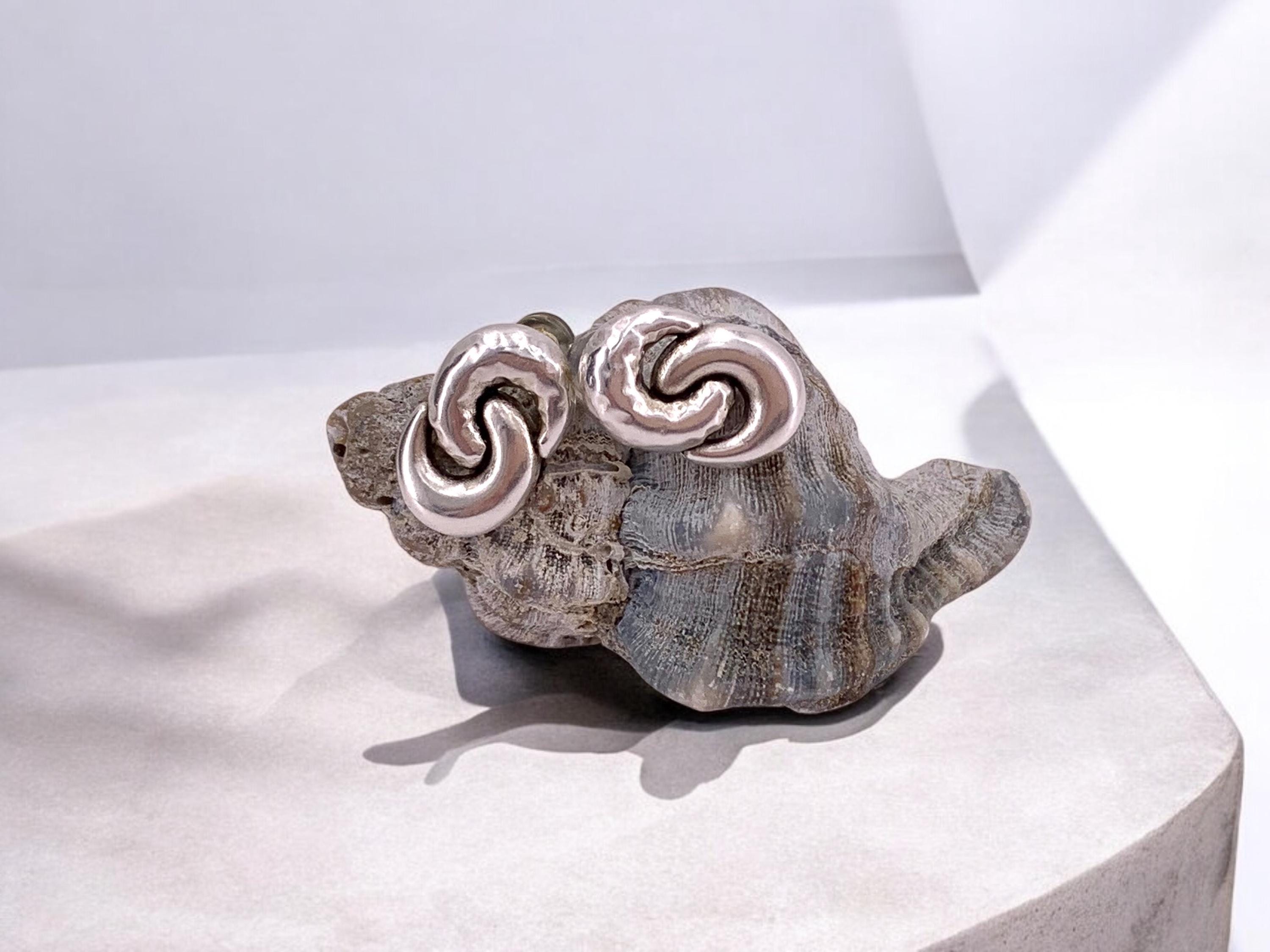 Bold silver infinity-shaped earrings, original stud design, standout bulky silver earrings, dome earrings, uno de 50 style, chunky earring