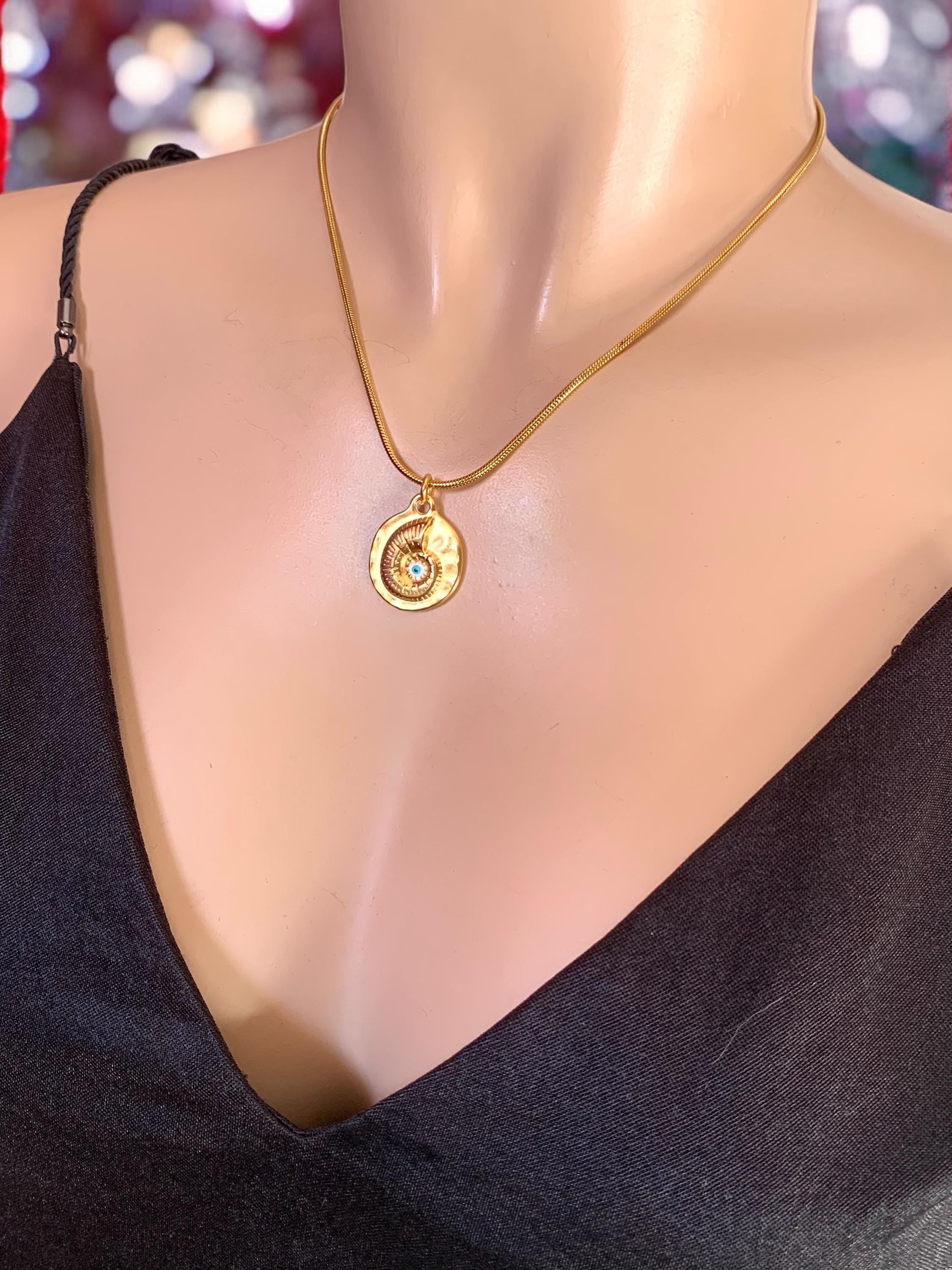 Gold engraved shell pendant necklace, gold dainty necklace, bohemian necklace, women gift, uno de 50 style, gold jewelry, valentines gift