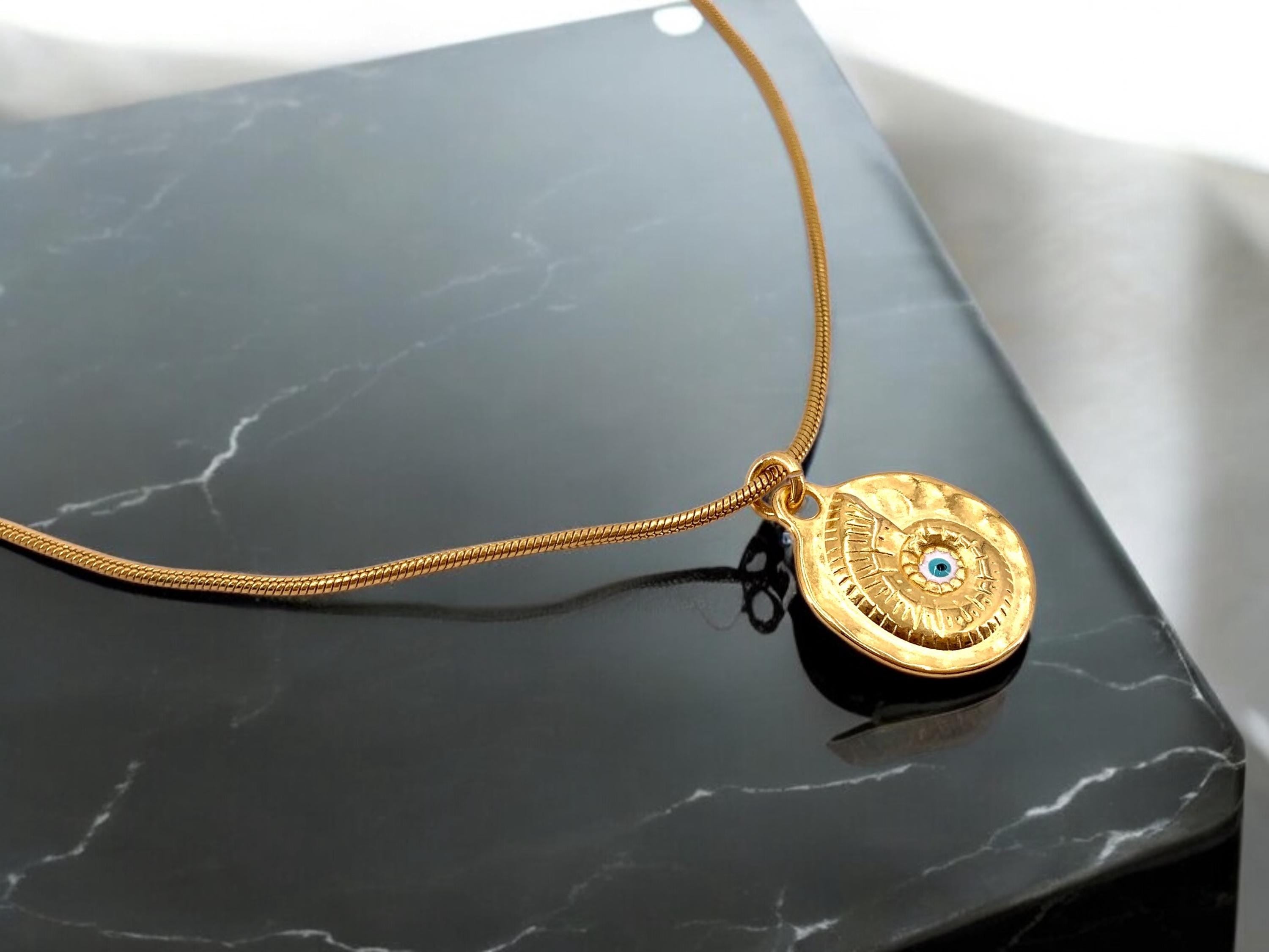 Gold engraved shell pendant necklace, gold dainty necklace, bohemian necklace, women gift, uno de 50 style, gold jewelry, valentines gift