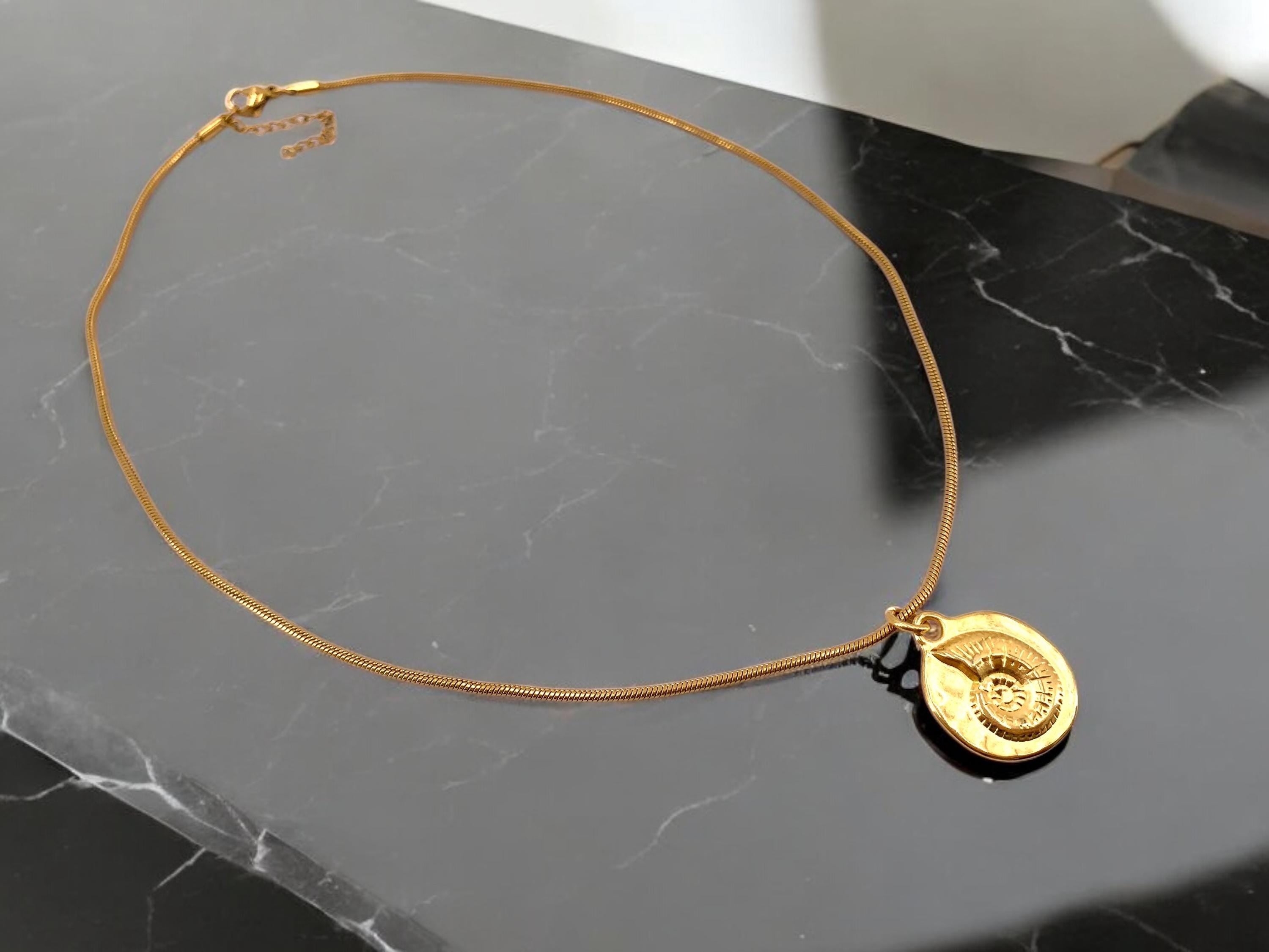 Gold engraved shell pendant necklace, gold dainty necklace, bohemian necklace, women gift, uno de 50 style, gold jewelry, valentines gift