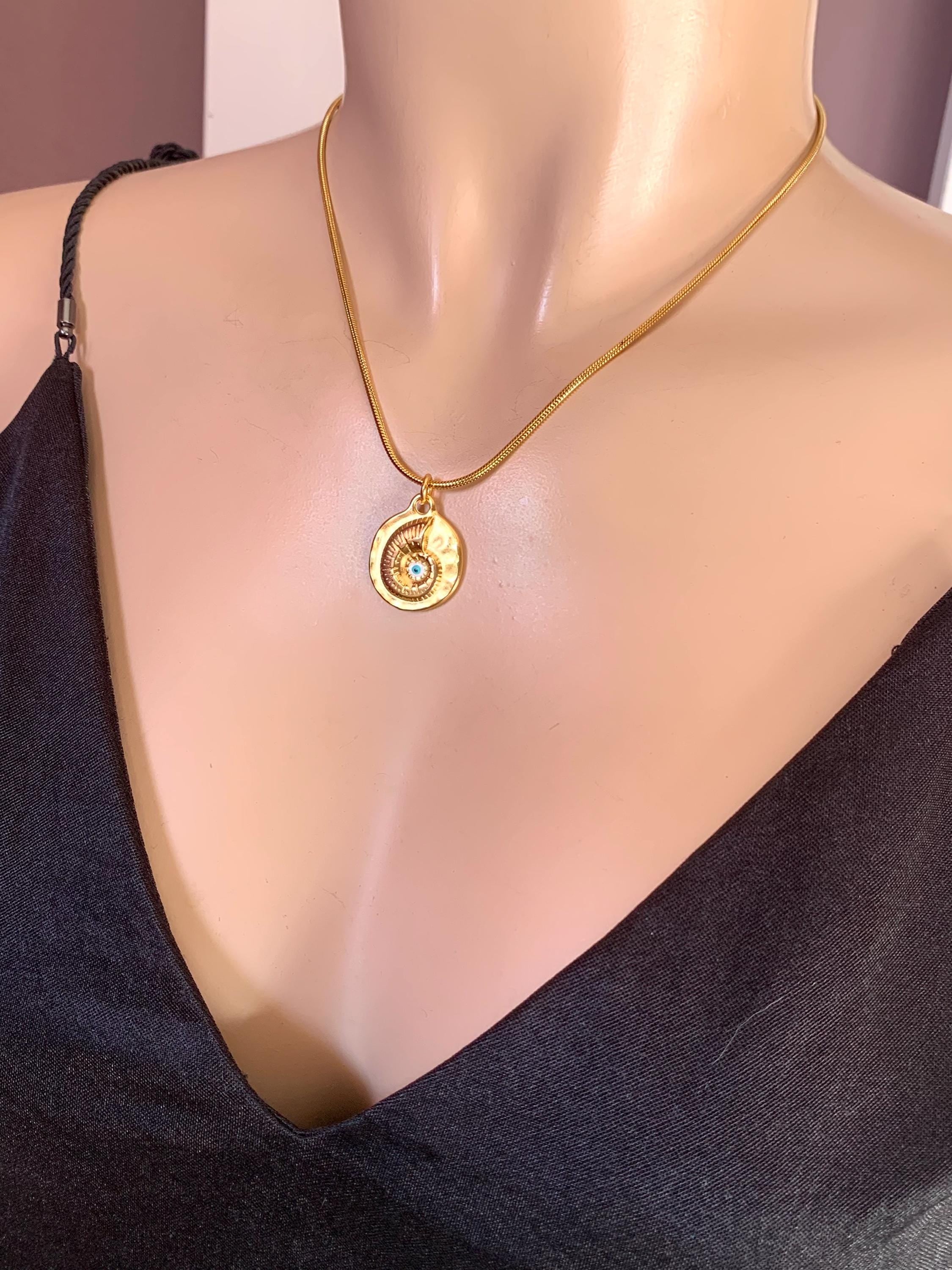 Gold engraved shell pendant necklace, gold dainty necklace, bohemian necklace, women gift, uno de 50 style, gold jewelry, valentines gift