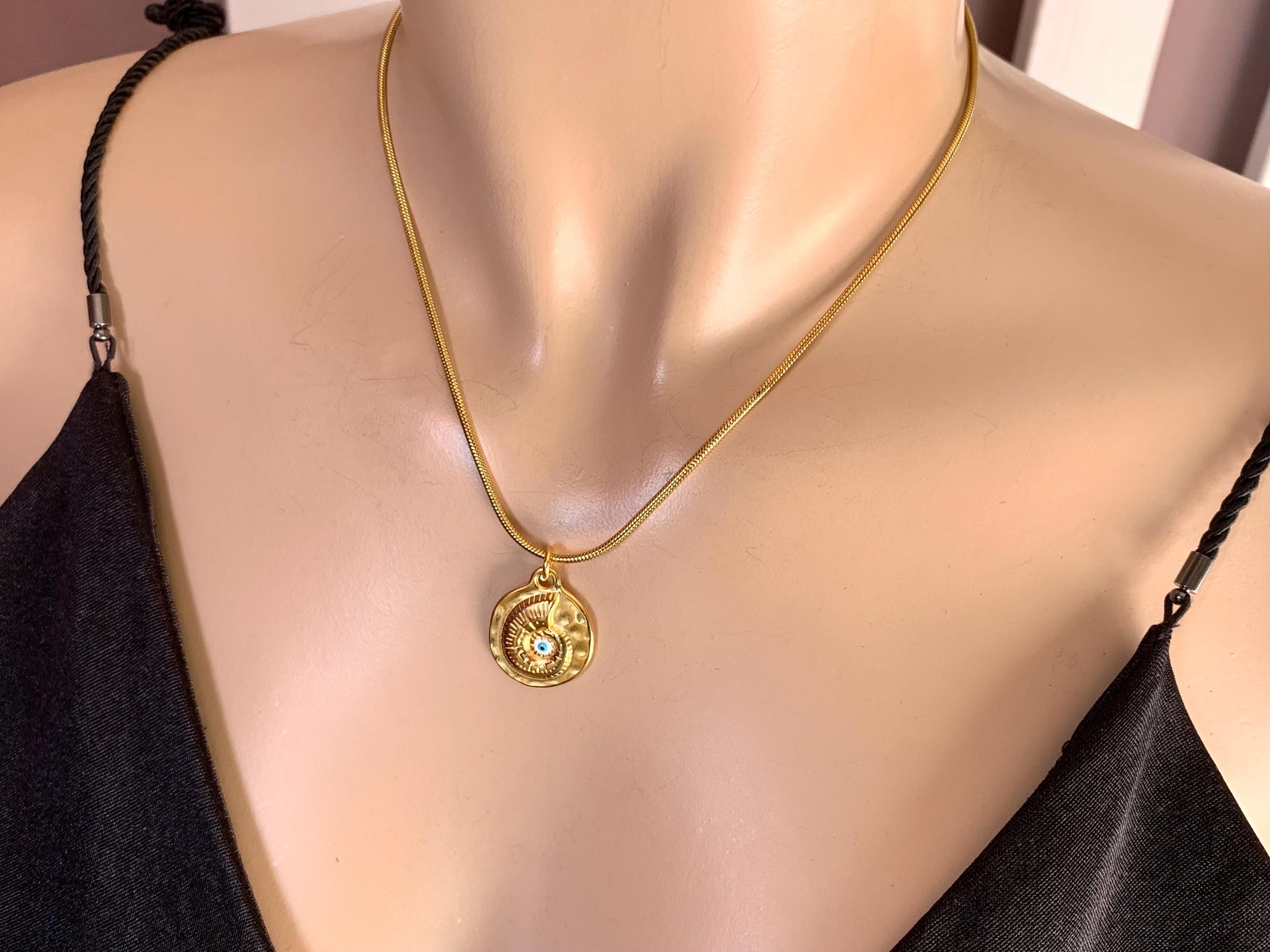Gold engraved shell pendant necklace, gold dainty necklace, bohemian necklace, women gift, uno de 50 style, gold jewelry, valentines gift