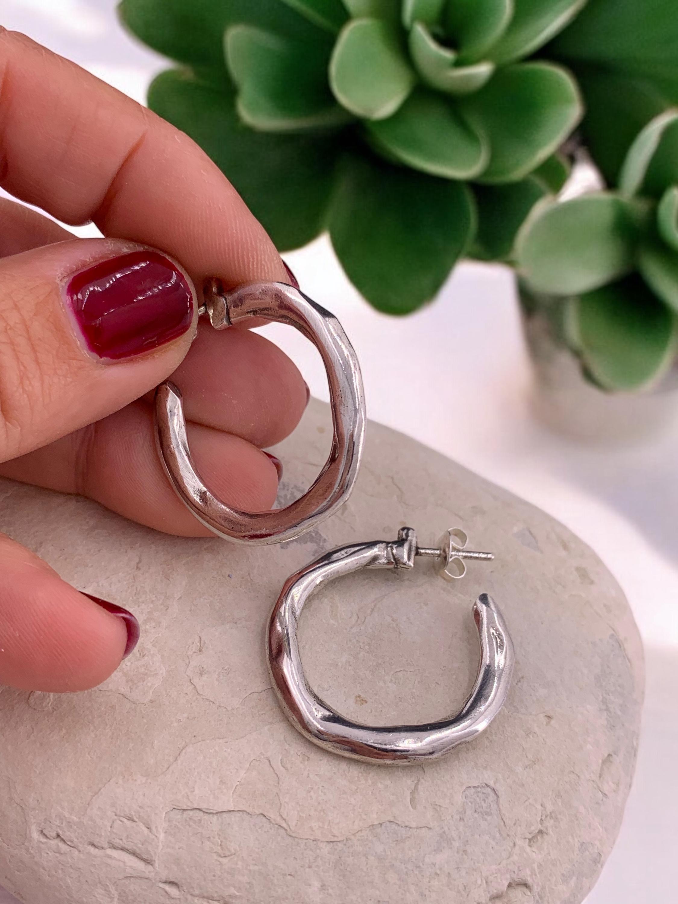 Aros de plata martillada con textura grabada, diseño voluminoso, tamaño grande