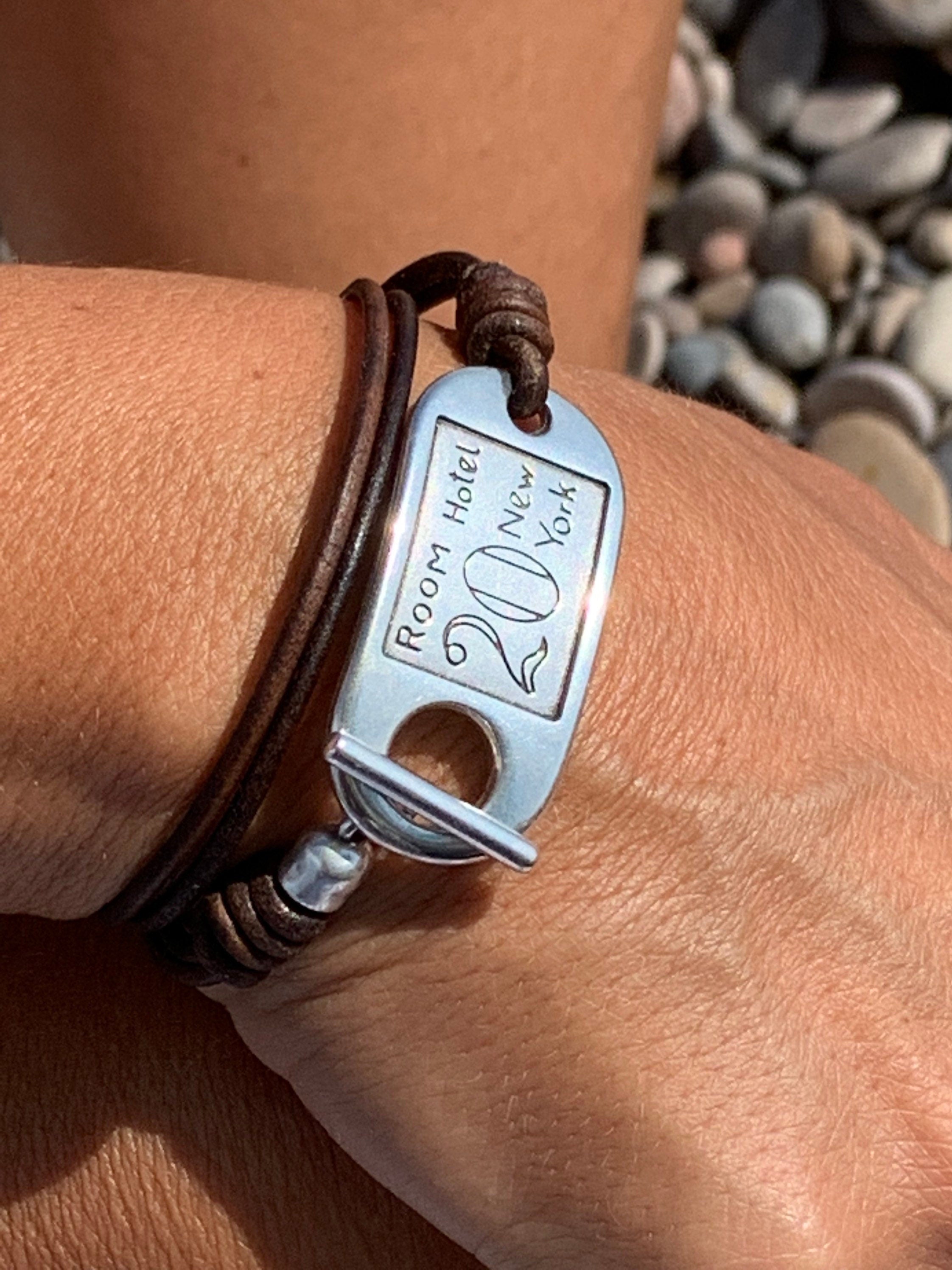 Boho Multi-Strand Leather Bracelet – Toggle Clasp with ID Charm – Handmade Wrap Bracelet in Silver and Spanish Leather, uno de 50 style