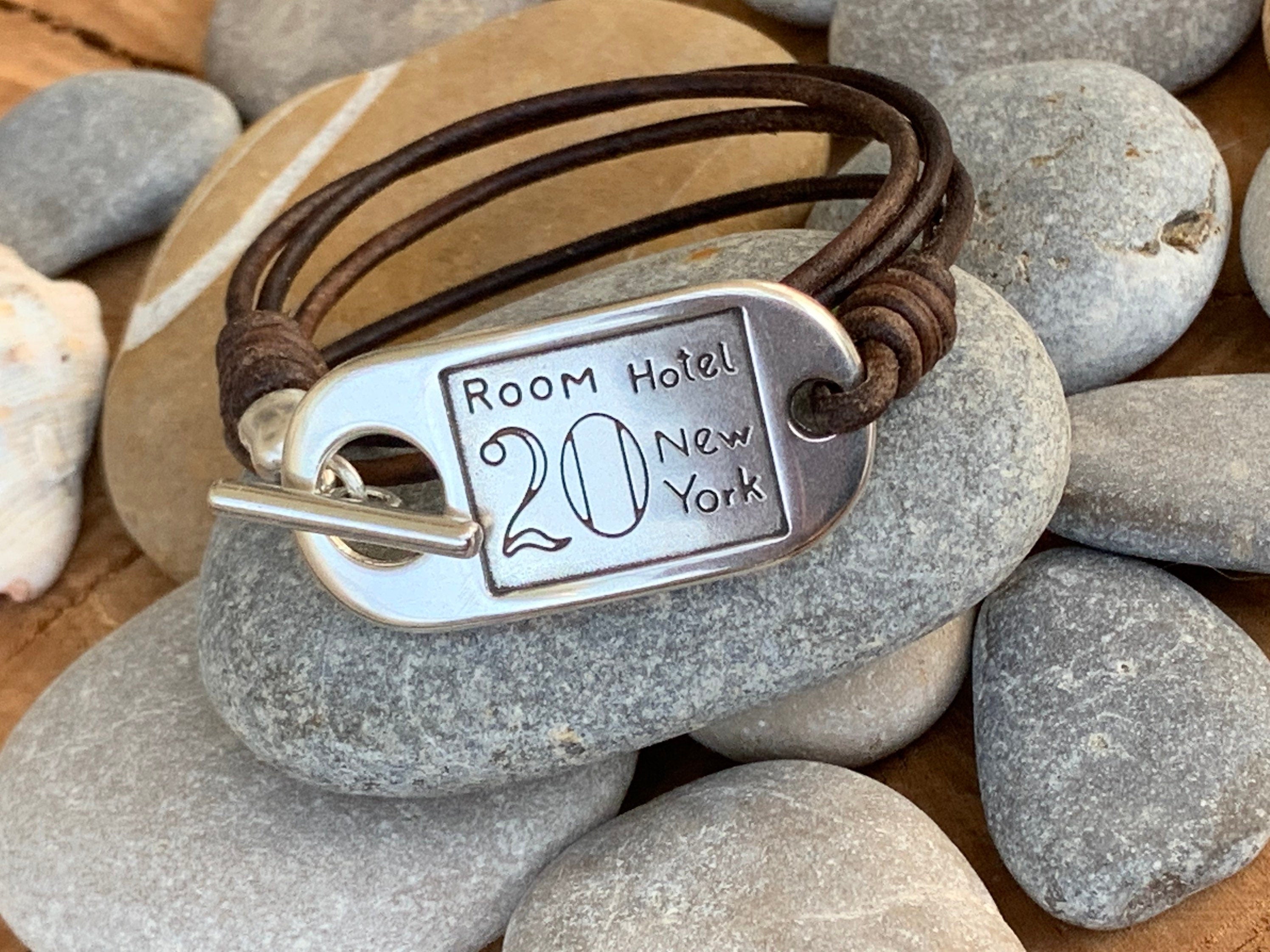 Boho Multi-Strand Leather Bracelet – Toggle Clasp with ID Charm – Handmade Wrap Bracelet in Silver and Spanish Leather, uno de 50 style