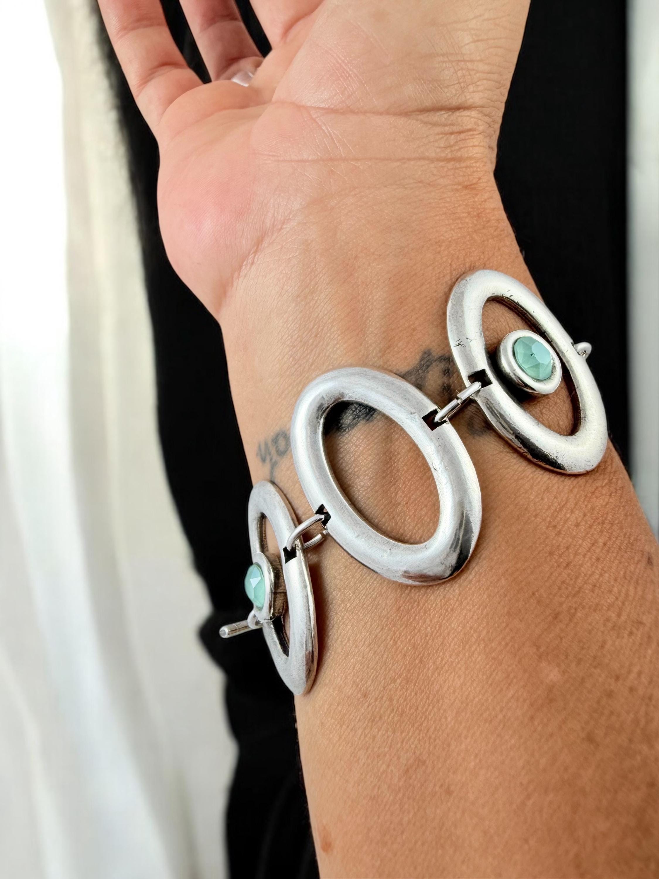 Chunky Oval-Link Bracelet with Light Teal Swarovski Crystals – Sculptural Silver-Plated Statement Jewelry – Adjustable Fit - uno de 50 style