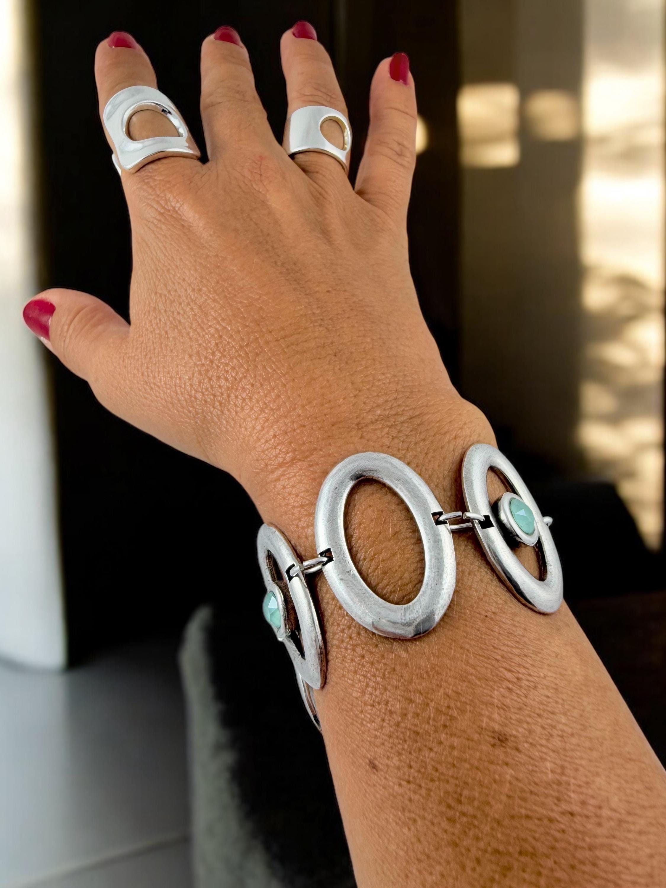 Chunky Oval-Link Bracelet with Light Teal Swarovski Crystals – Sculptural Silver-Plated Statement Jewelry – Adjustable Fit - uno de 50 style