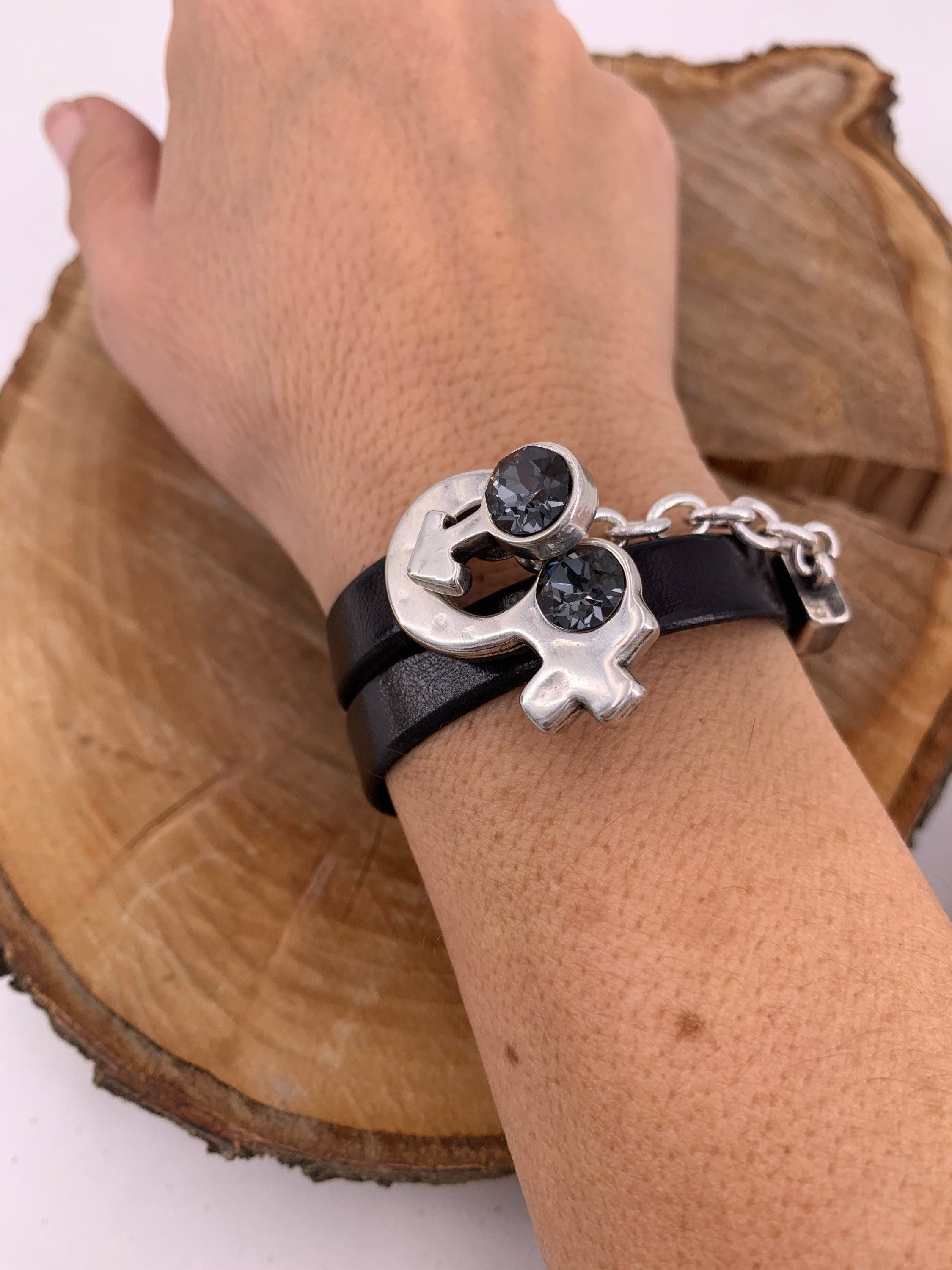 Chunky Double Wrap Leather Bracelet – Silver-Plated Chain & Swarovski Symbol toggle Clasp – Bold Layered Statement Jewelry -uno de 50 style