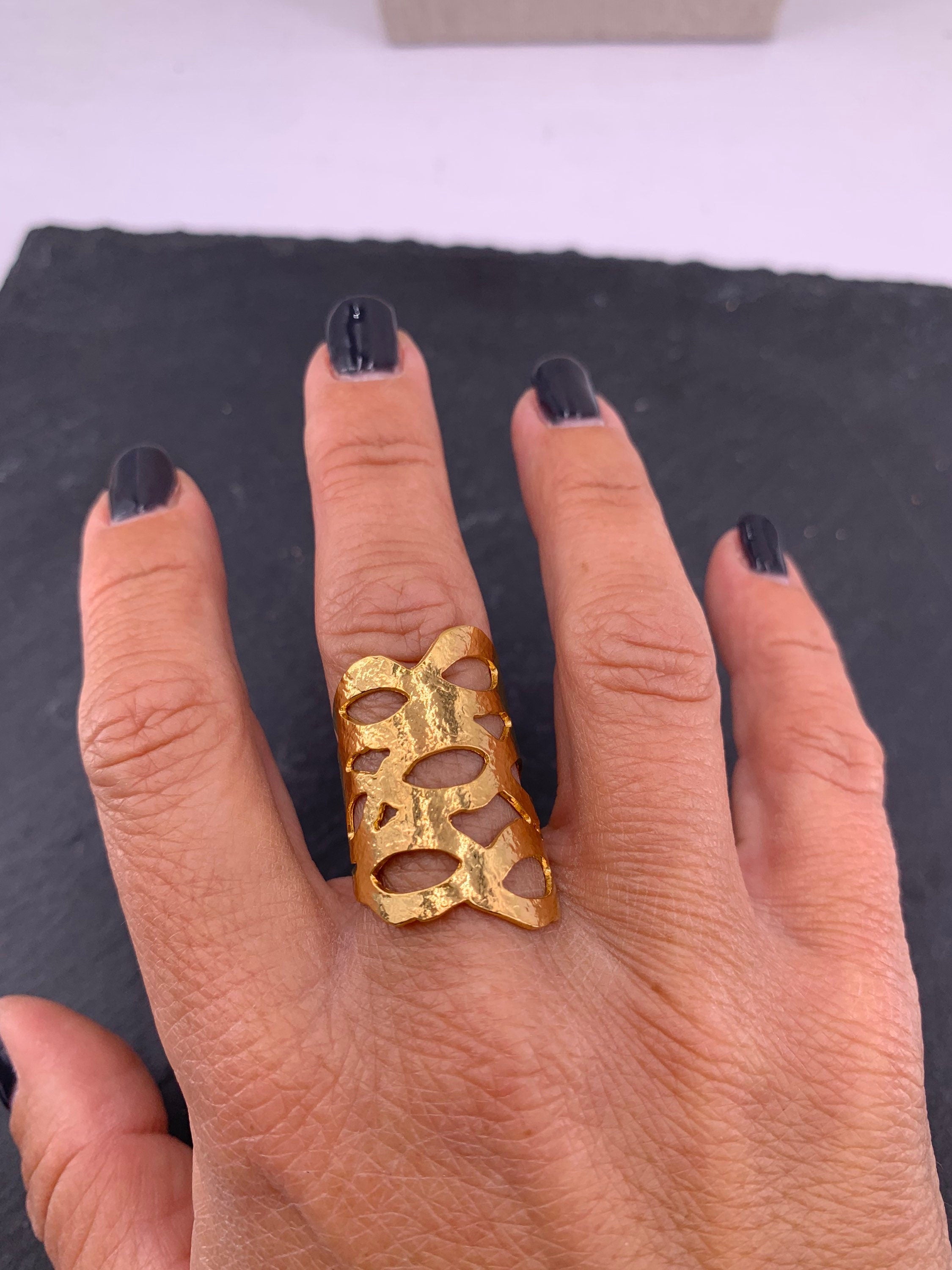 Chunky Silver or gold Adjustable Ring – Sculptural Perforated Band with Abstract Lines – Statement Jewelry, uno de 50 style, curved ring