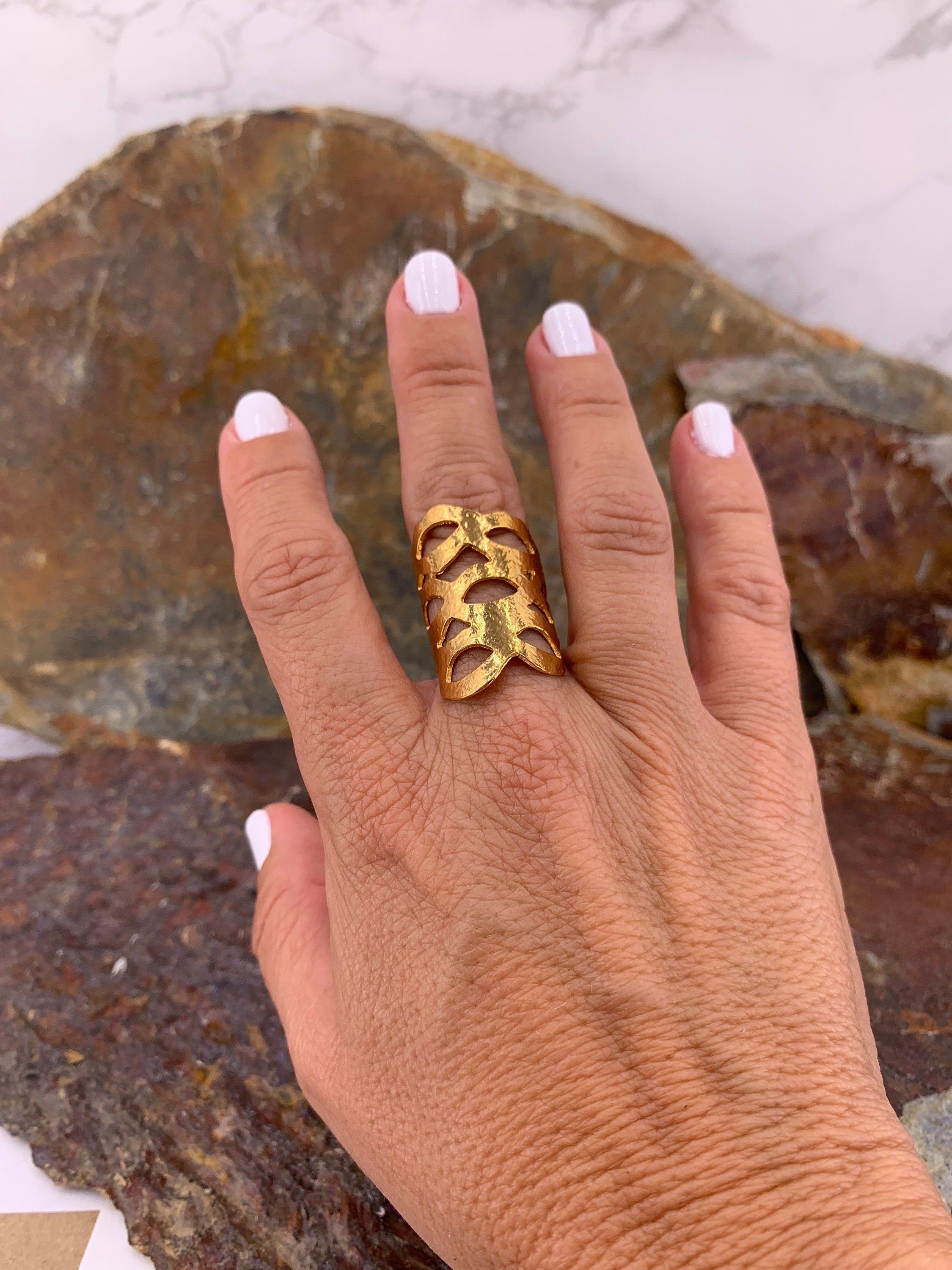 Chunky Silver or gold Adjustable Ring – Sculptural Perforated Band with Abstract Lines – Statement Jewelry, uno de 50 style, curved ring