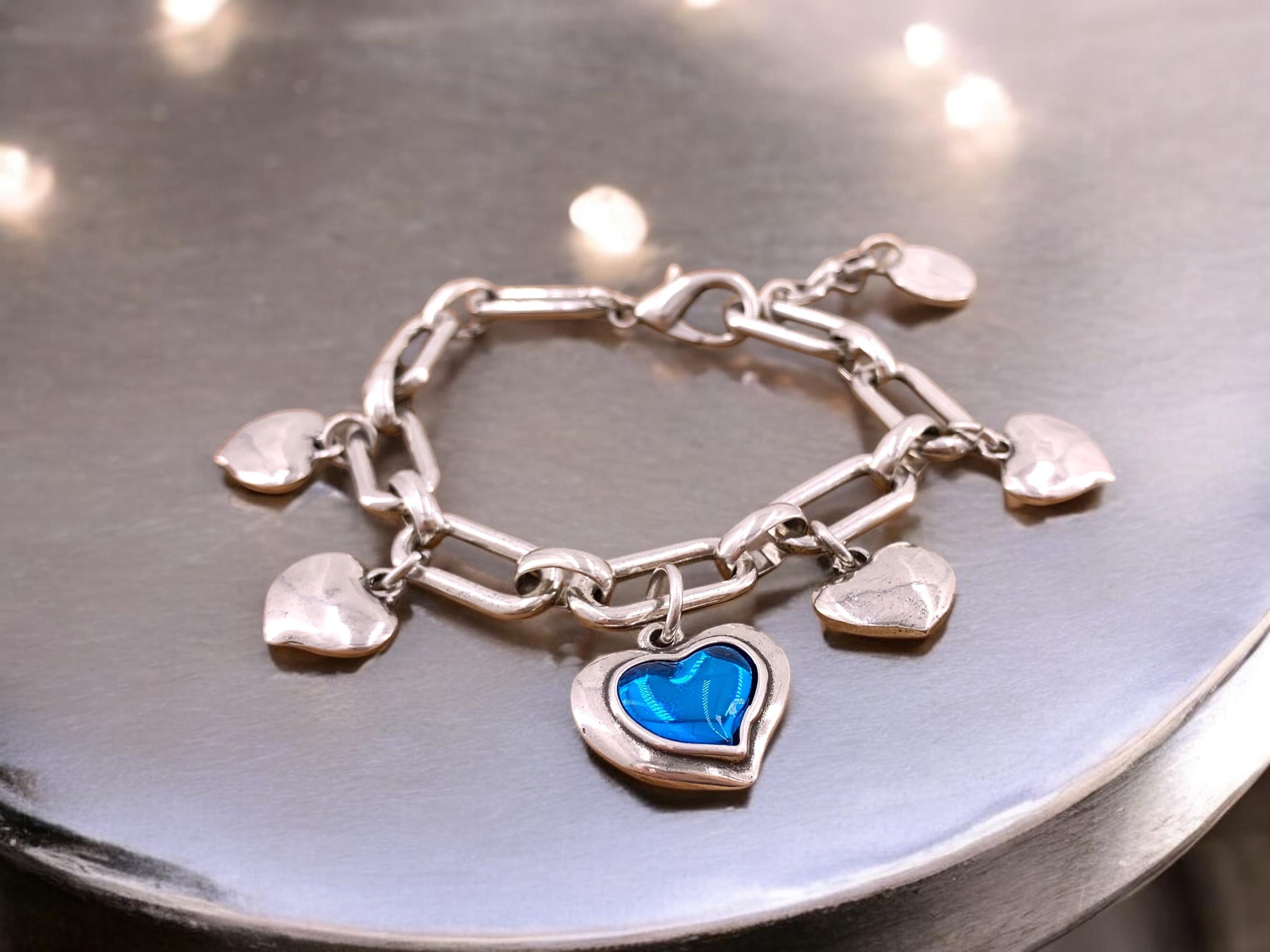 Chunky Silver Heart Charm Bracelet – Adjustable Large Link Chain with Blue Accent – Handmade Statement Jewelr, uno de 50 style, gift for her