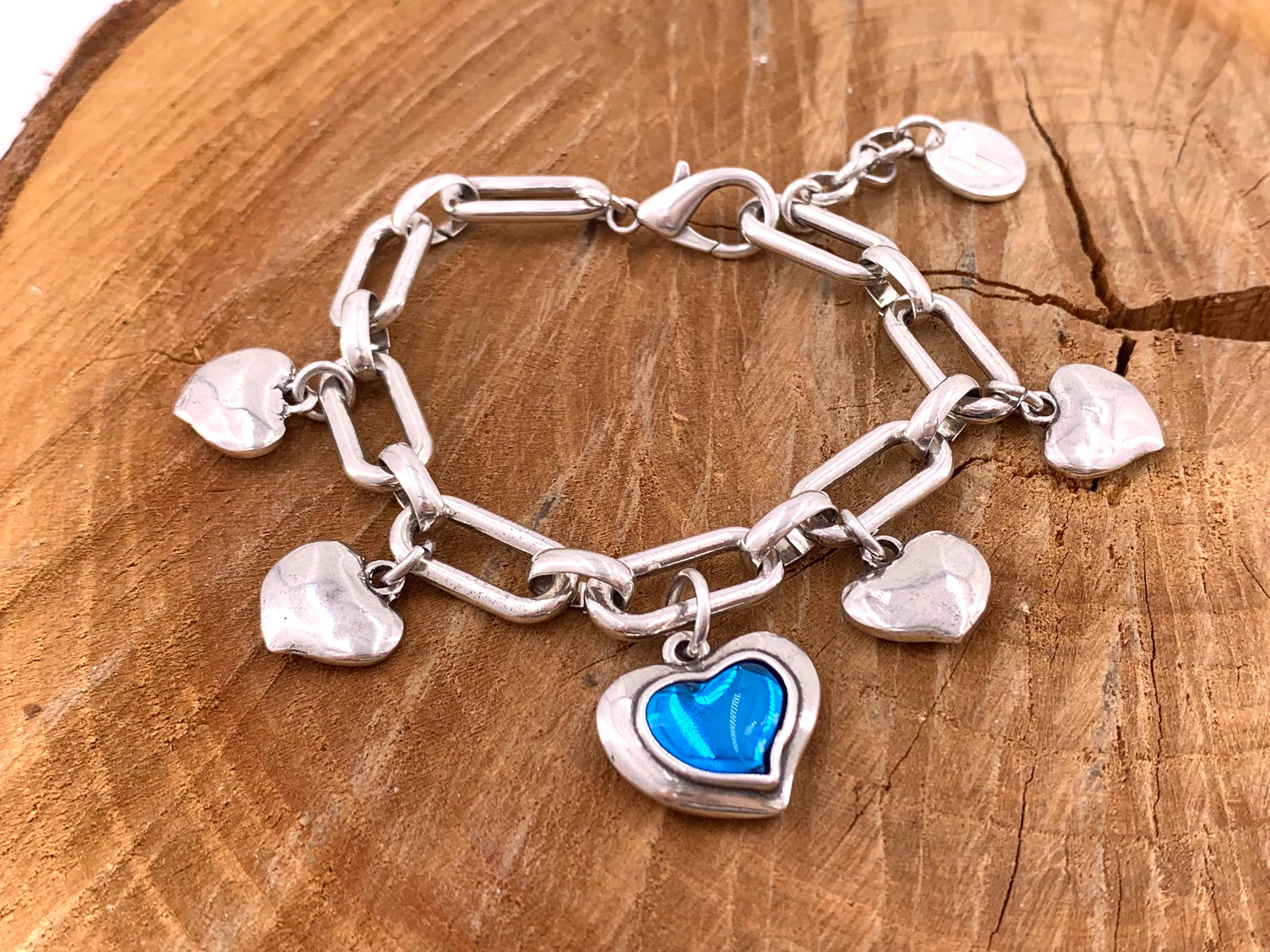 Chunky Silver Heart Charm Bracelet – Adjustable Large Link Chain with Blue Accent – Handmade Statement Jewelr, uno de 50 style, gift for her