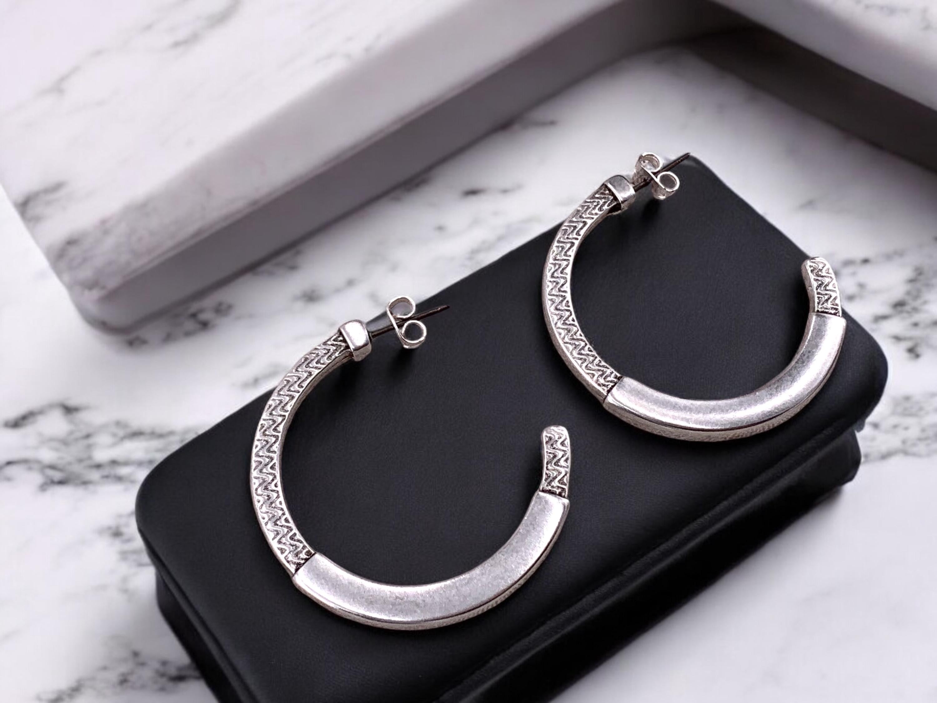 Chunky Engraved Hoop Earrings – Oversized Silver Statement Jewelry with Surgical Steel Pin – Handmade Textured Design - uno de 50 style
