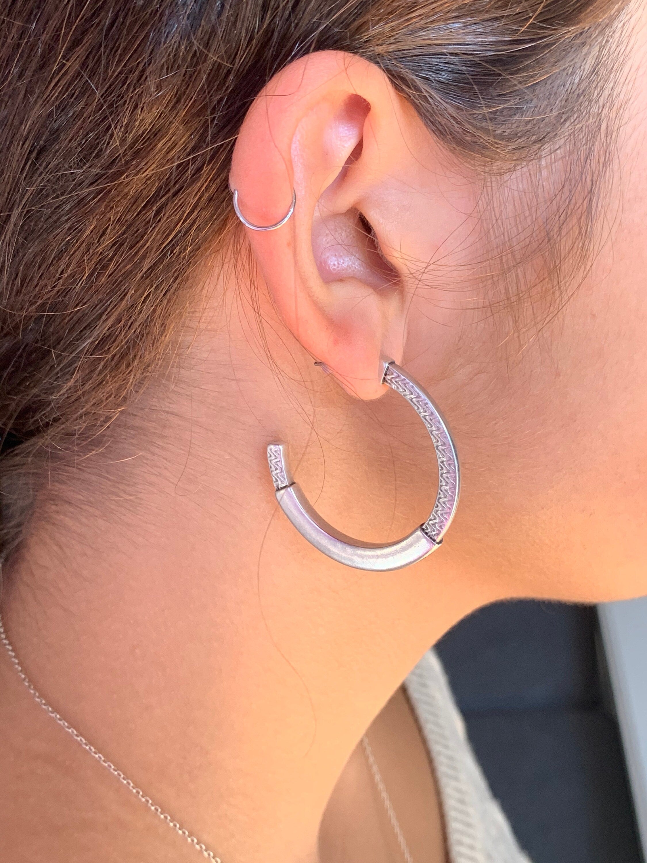 Chunky Engraved Hoop Earrings – Oversized Silver Statement Jewelry with Surgical Steel Pin – Handmade Textured Design - uno de 50 style