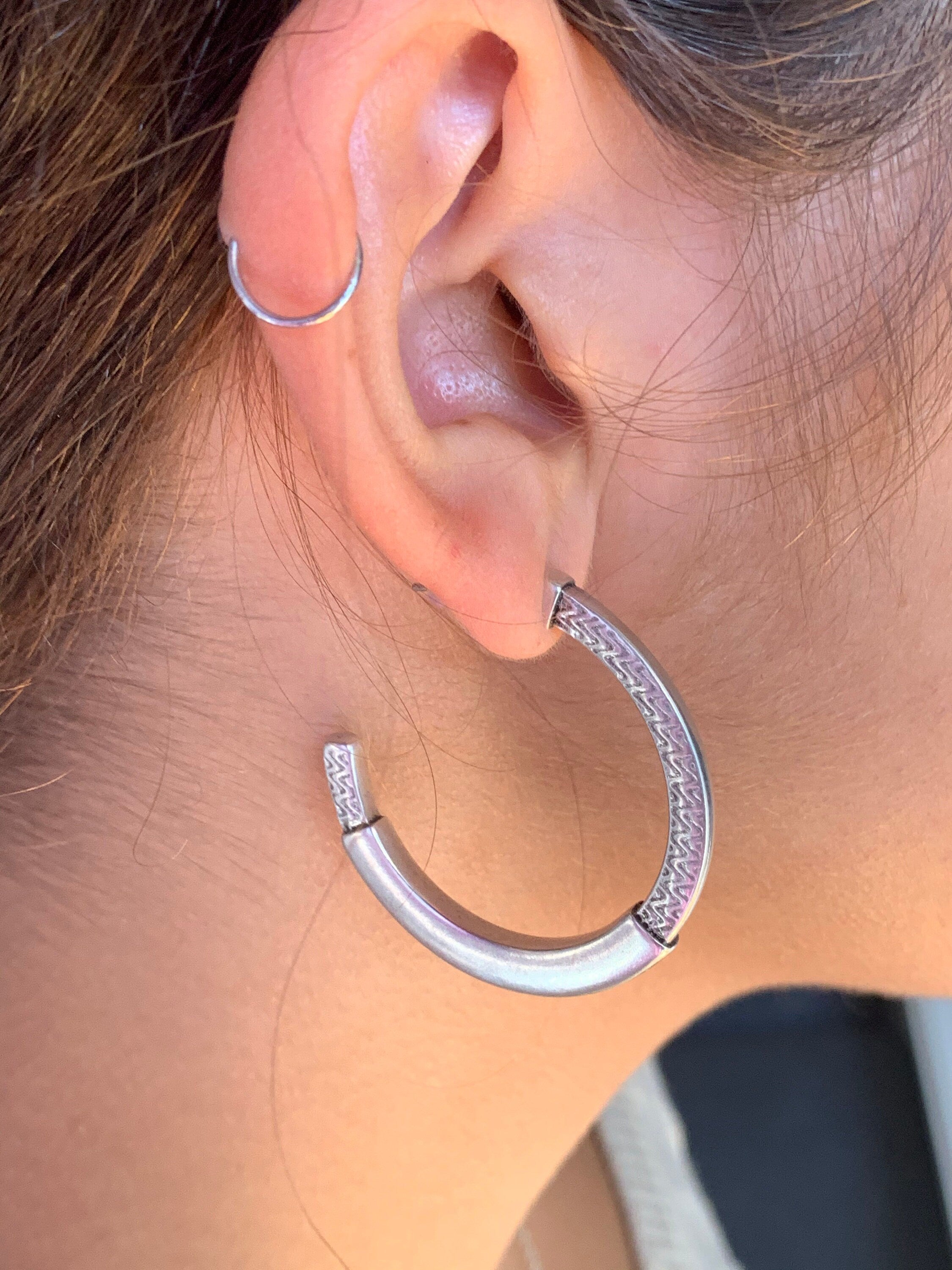 Chunky Engraved Hoop Earrings – Oversized Silver Statement Jewelry with Surgical Steel Pin – Handmade Textured Design - uno de 50 style