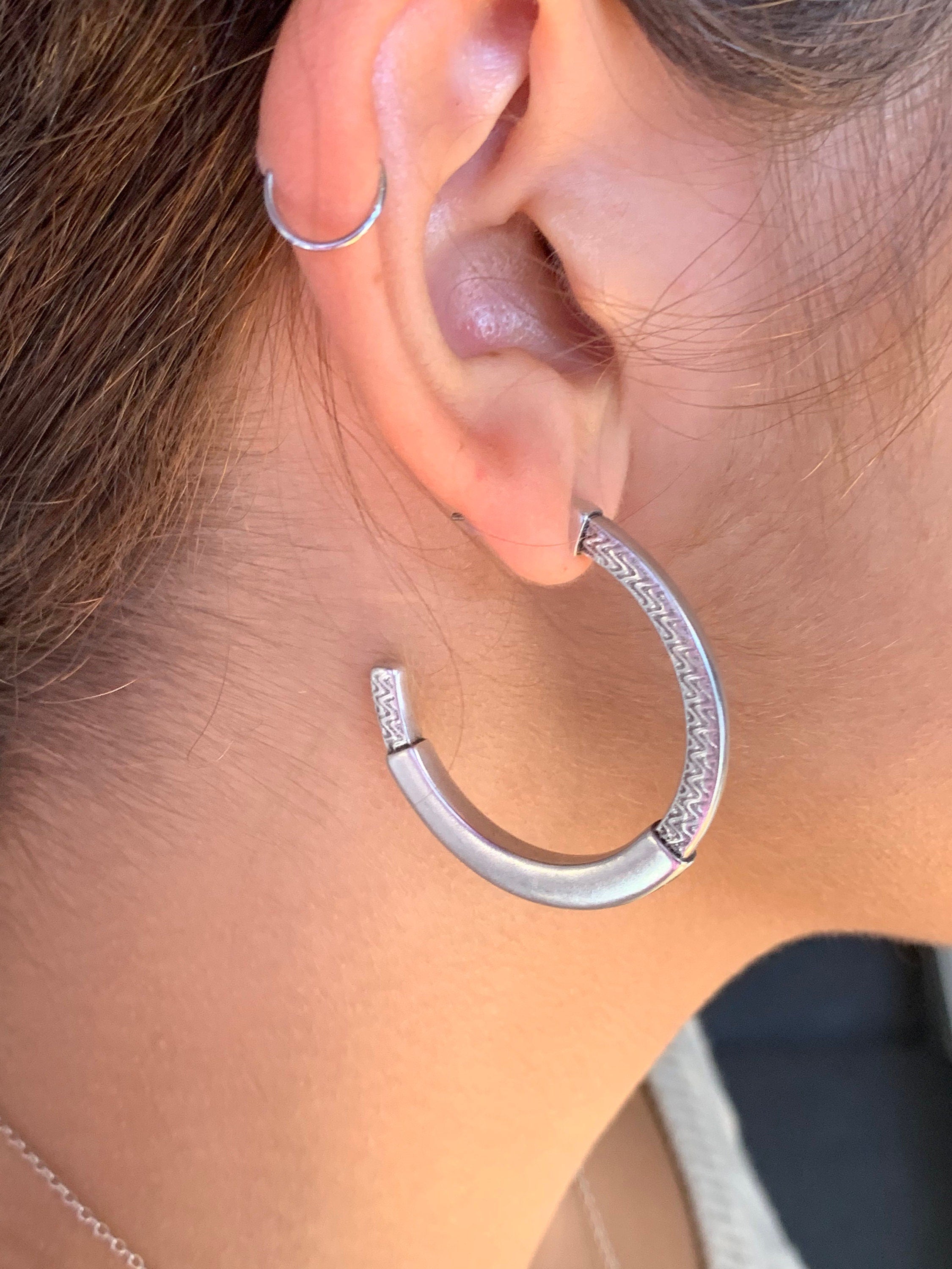 Chunky Engraved Hoop Earrings – Oversized Silver Statement Jewelry with Surgical Steel Pin – Handmade Textured Design - uno de 50 style