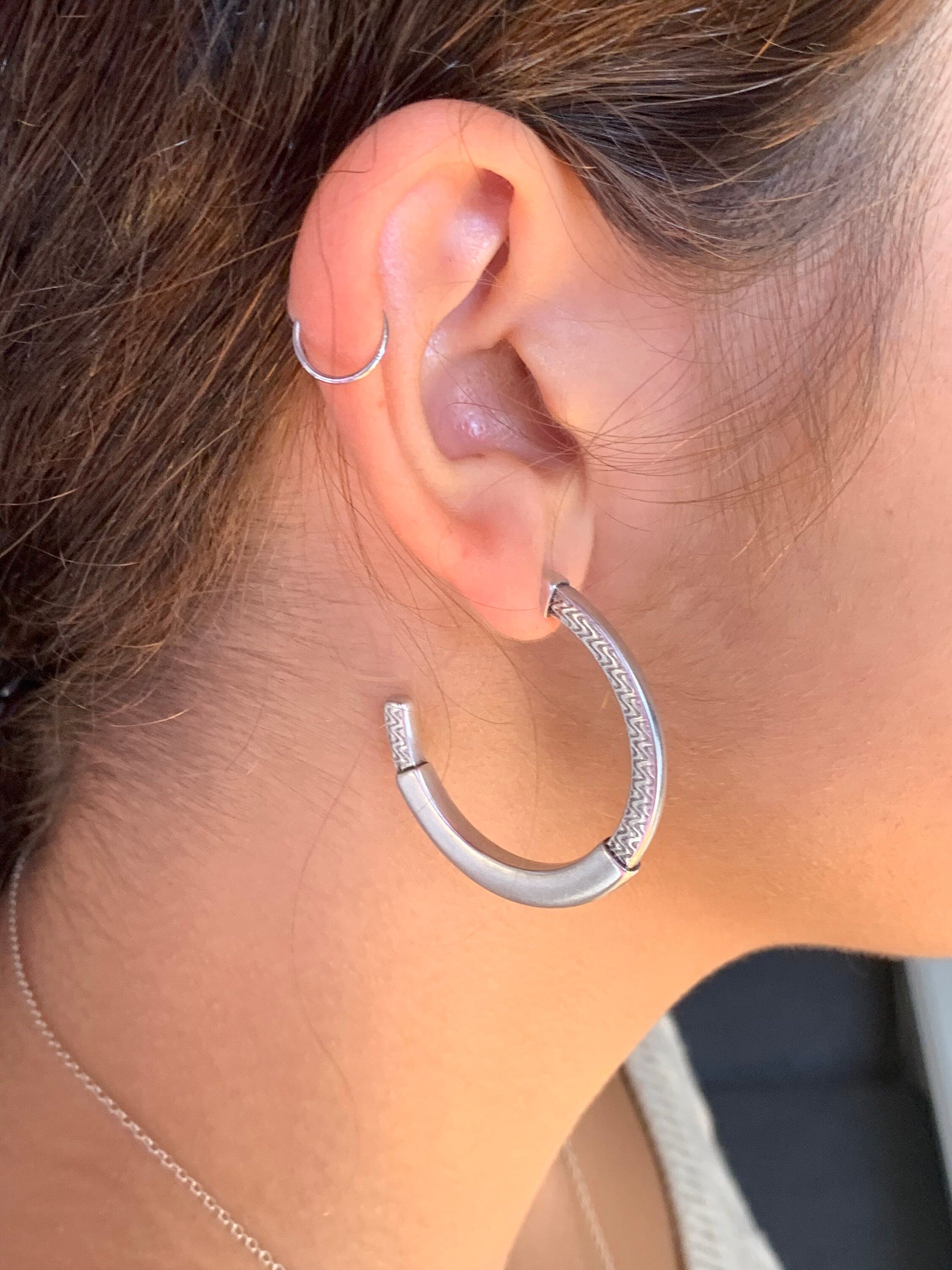 Chunky Engraved Hoop Earrings – Oversized Silver Statement Jewelry with Surgical Steel Pin – Handmade Textured Design - uno de 50 style