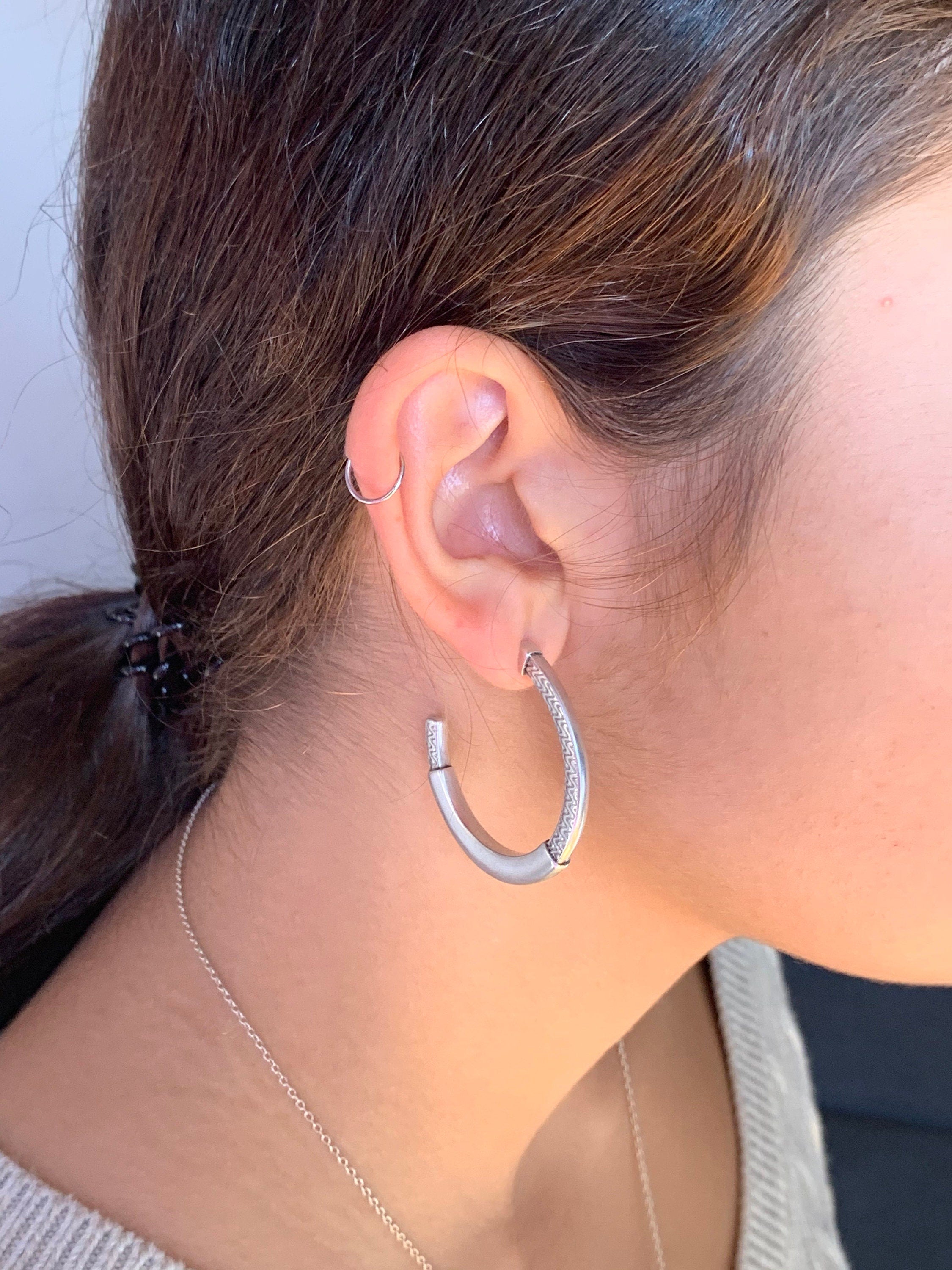 Chunky Engraved Hoop Earrings – Oversized Silver Statement Jewelry with Surgical Steel Pin – Handmade Textured Design - uno de 50 style