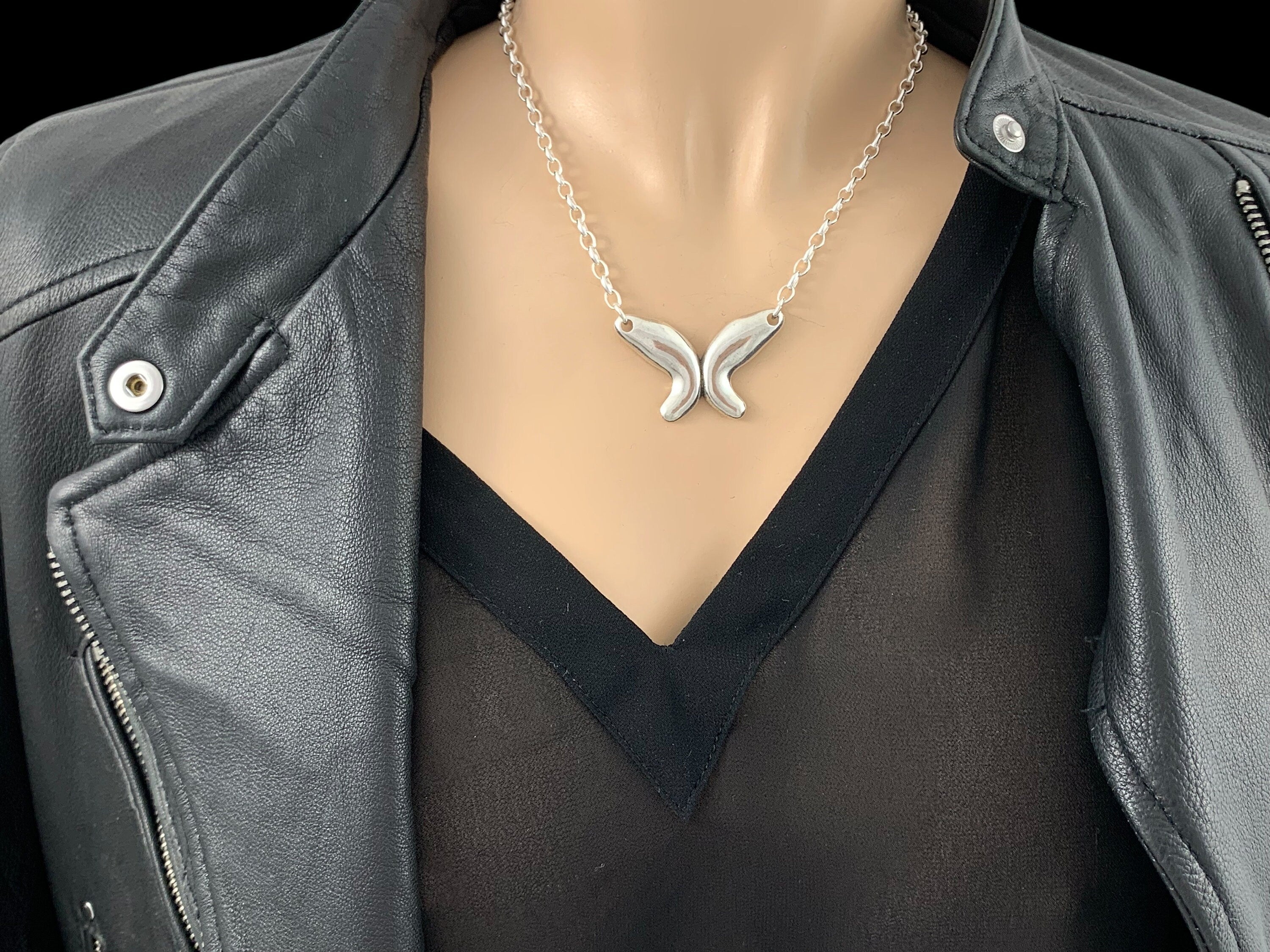 Butterfly Pendant Necklace – Delicate Silver Chain with Sculptural Charm – Handmade Gift for Women - uno de 50 style