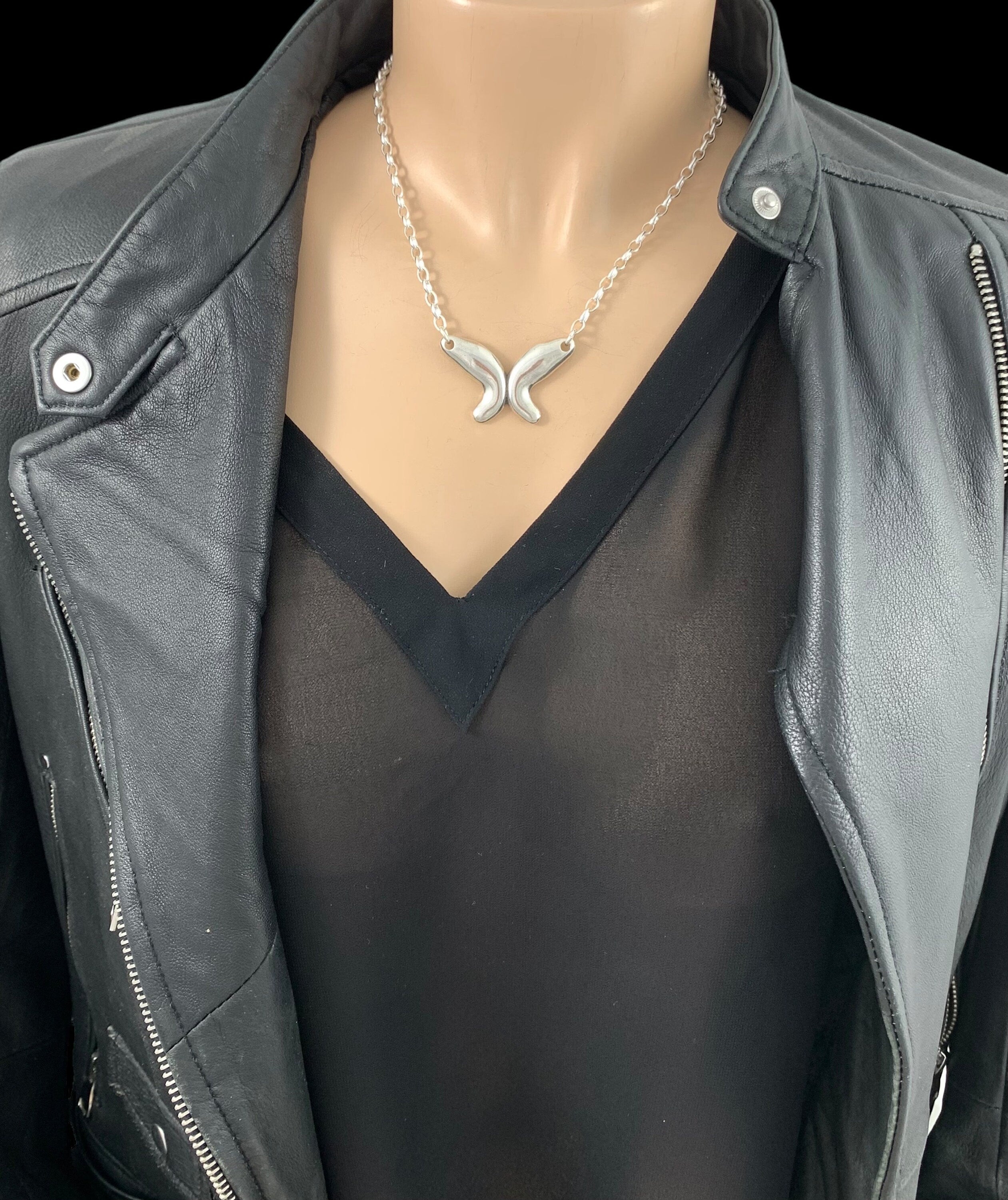 Butterfly Pendant Necklace – Delicate Silver Chain with Sculptural Charm – Handmade Gift for Women - uno de 50 style