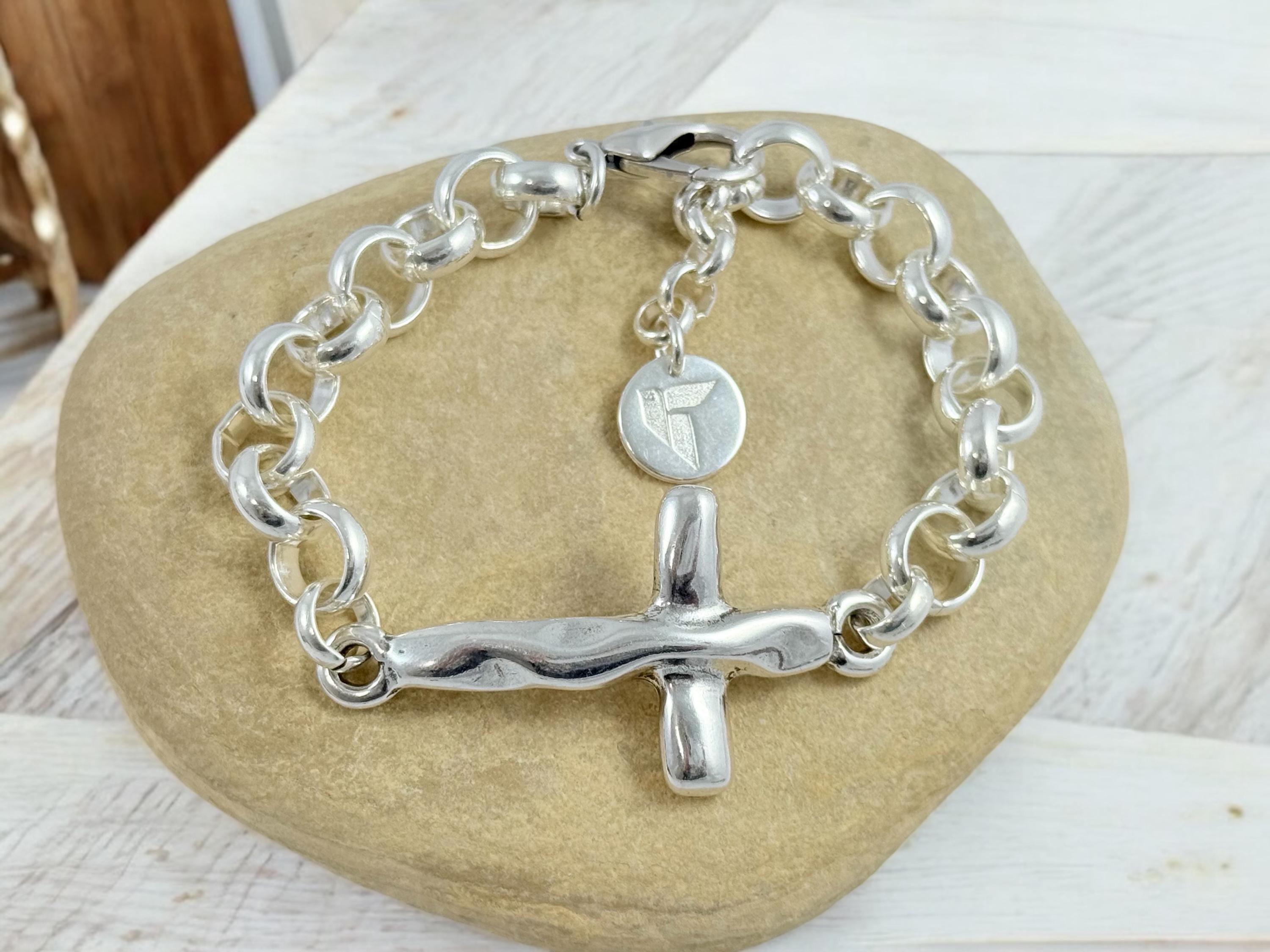 Chunky Silver chain bracelet with hammered cross, bold link rolo bracelet, heavyweight chain bracelet, voluminous bracelet, uno de 50 style