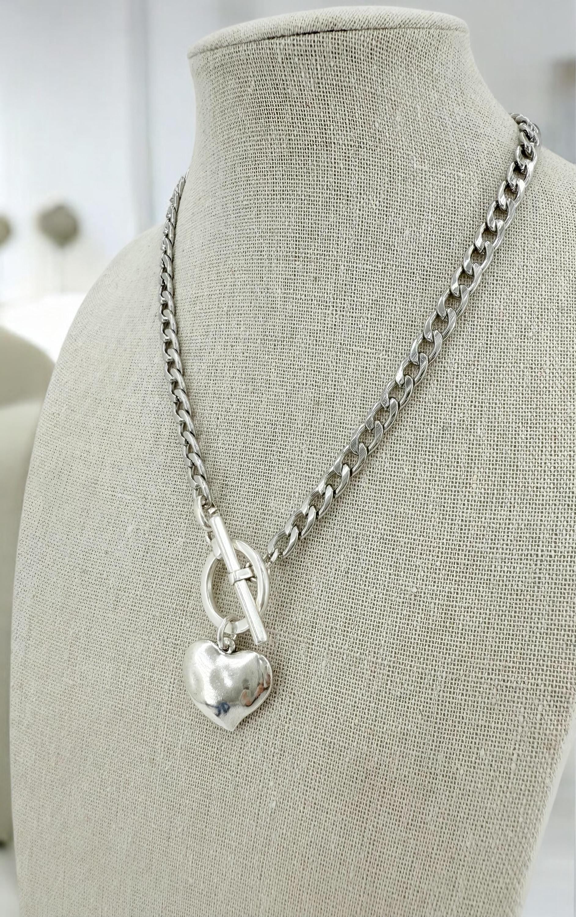 Sculptural Heart Choker – Chunky Stainless Steel Chain with Toggle Clasp – Romantic Brutalist Statement Necklace, uno de 50 style