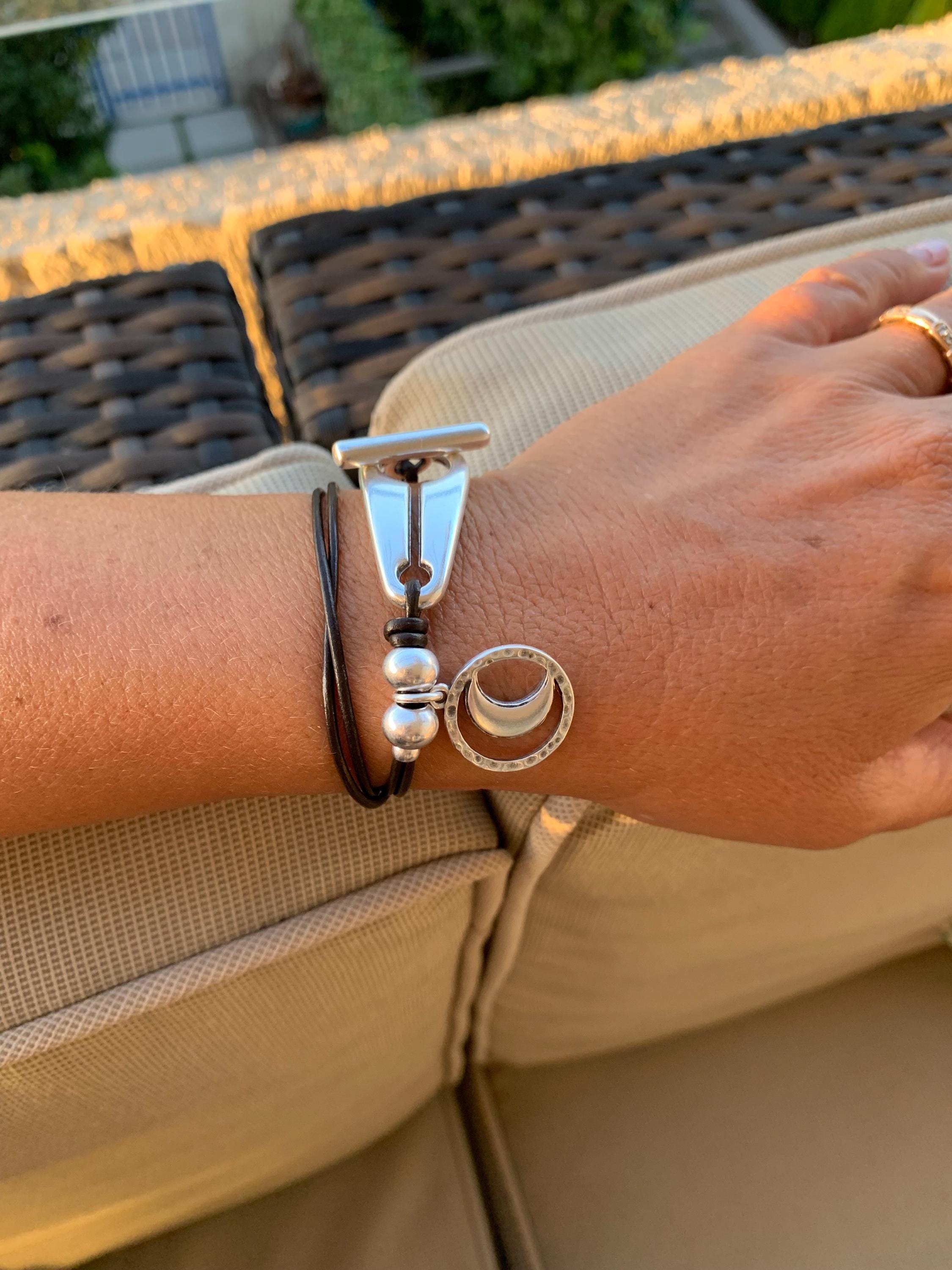 Boho Leather Wrap Bracelet – Moon Charm & Silver Beads – Chunky Tribal Style – Toggle Clasp – Handmade Gift for Her, uno de 59 style
