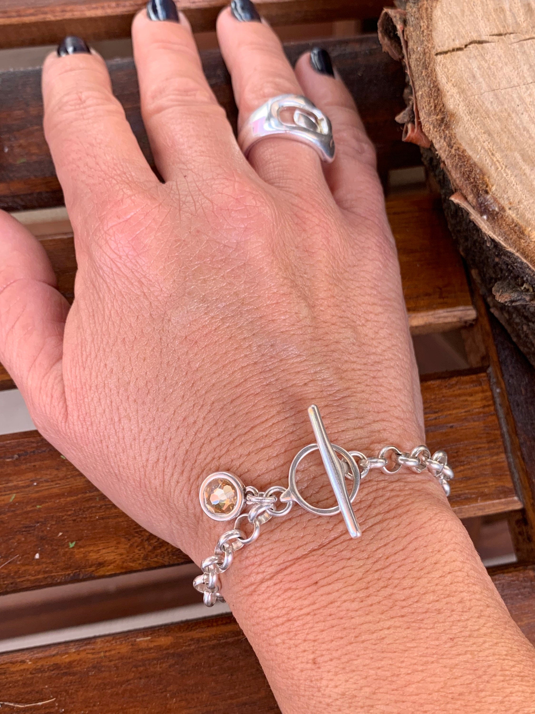 Modern Silver Rolo Chain Bracelet – Swarovski Crystal Charm – Bold Feminine Design – Custom Fit Toggle Closure, uno de 50 style