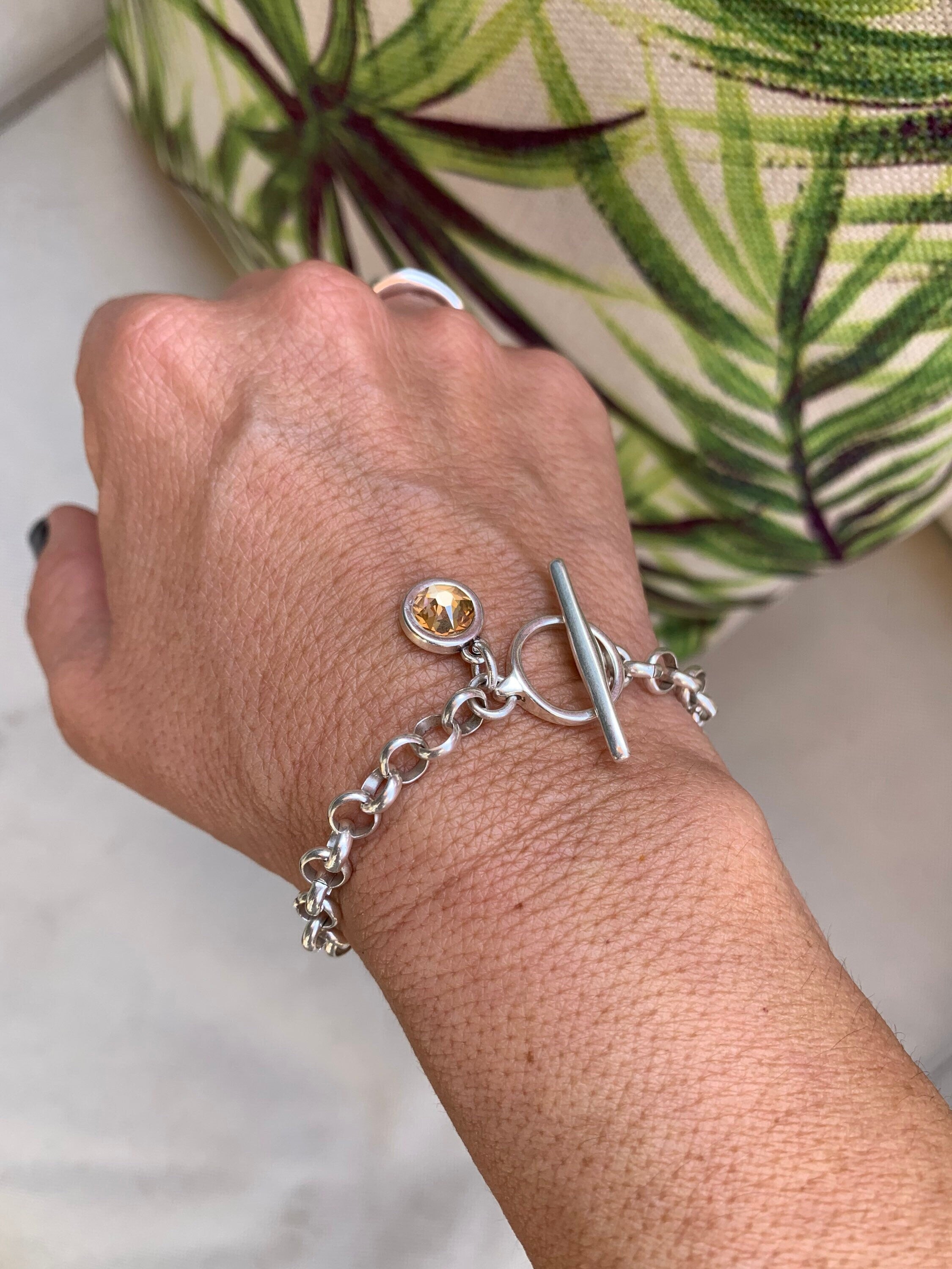 Modern Silver Rolo Chain Bracelet – Swarovski Crystal Charm – Bold Feminine Design – Custom Fit Toggle Closure, uno de 50 style