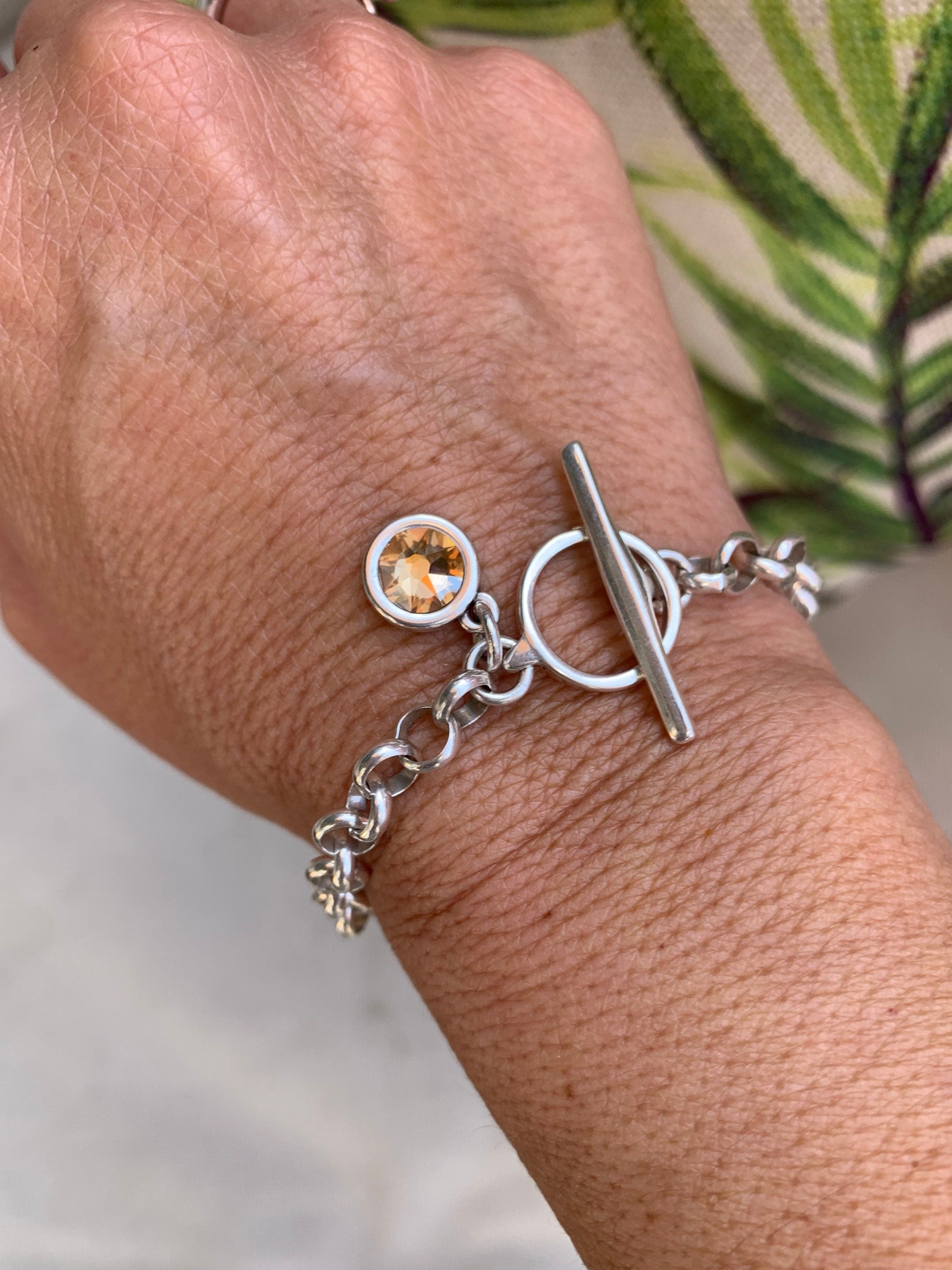 Modern Silver Rolo Chain Bracelet – Swarovski Crystal Charm – Bold Feminine Design – Custom Fit Toggle Closure, uno de 50 style