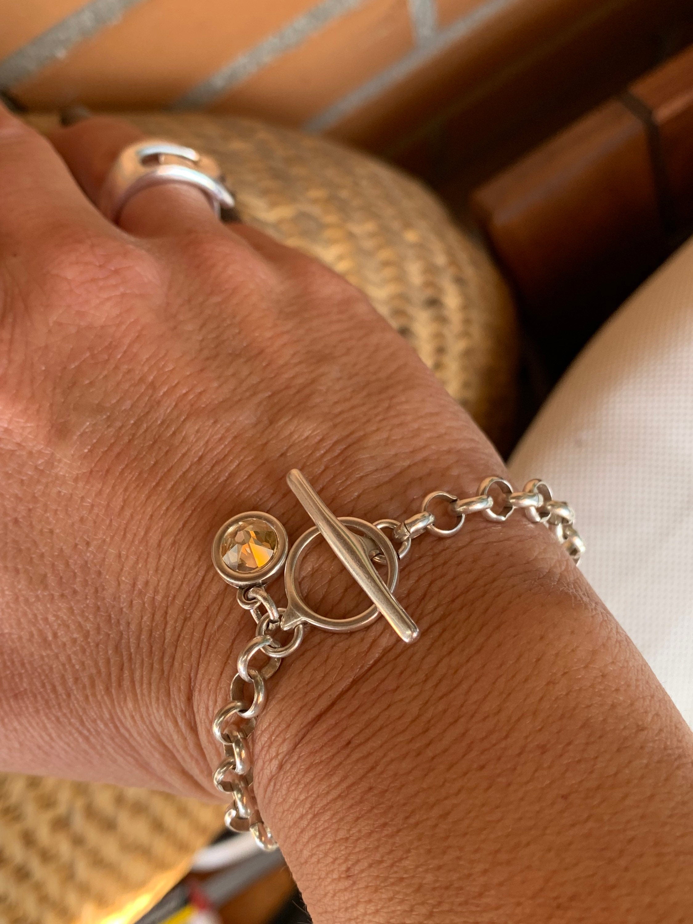 Modern Silver Rolo Chain Bracelet – Swarovski Crystal Charm – Bold Feminine Design – Custom Fit Toggle Closure, uno de 50 style