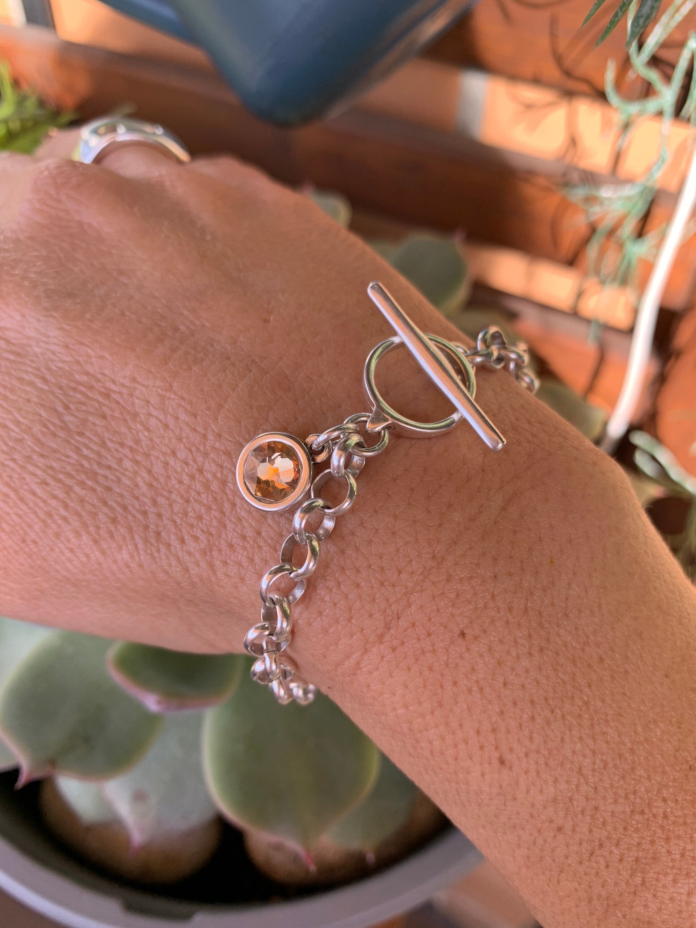 Modern Silver Rolo Chain Bracelet – Swarovski Crystal Charm – Bold Feminine Design – Custom Fit Toggle Closure, uno de 50 style