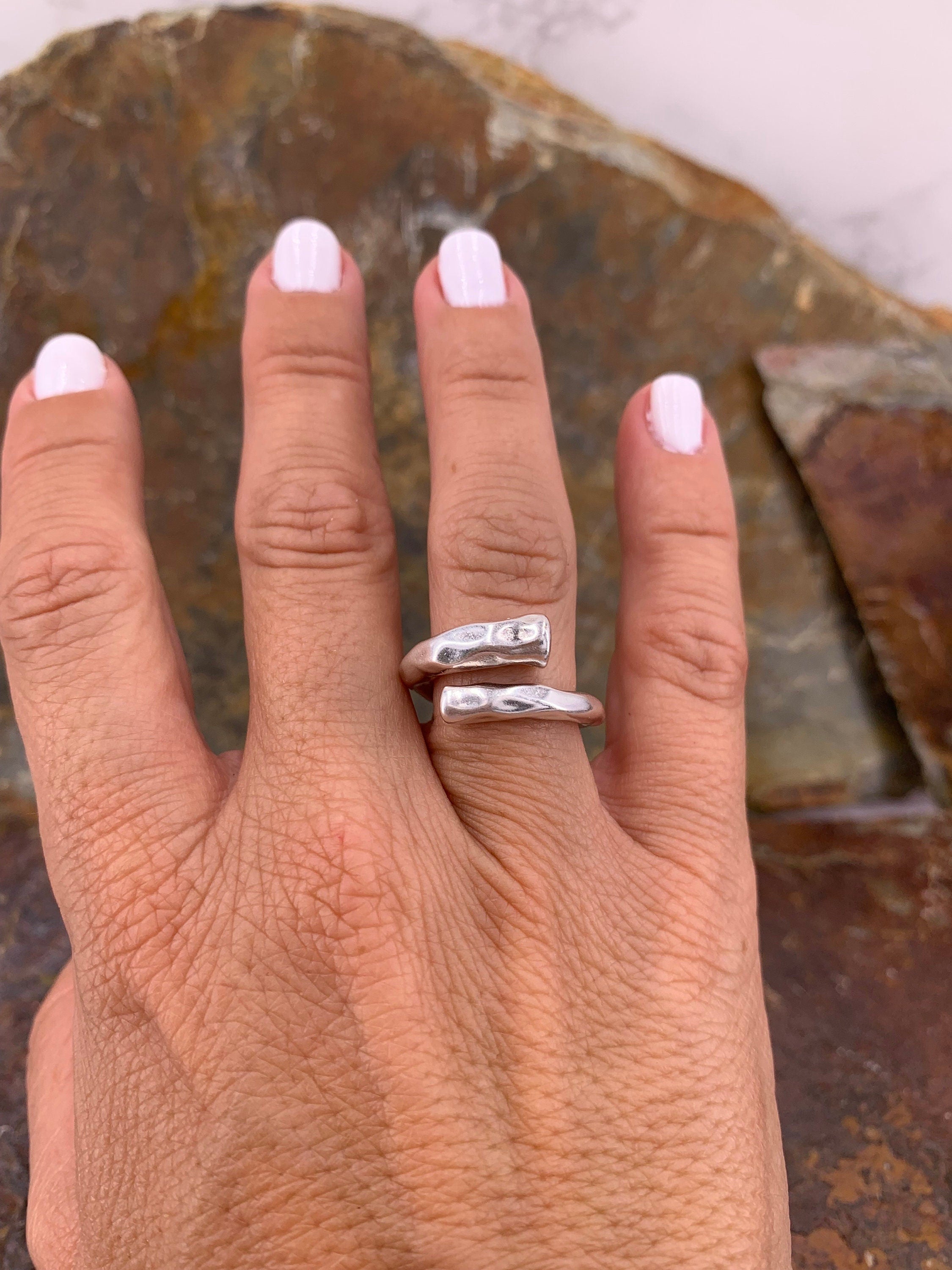 Anillo de plata gruesa de inspiración bohemia con una banda orgánica e irregular con acabado martillado, estilo Uno de 50