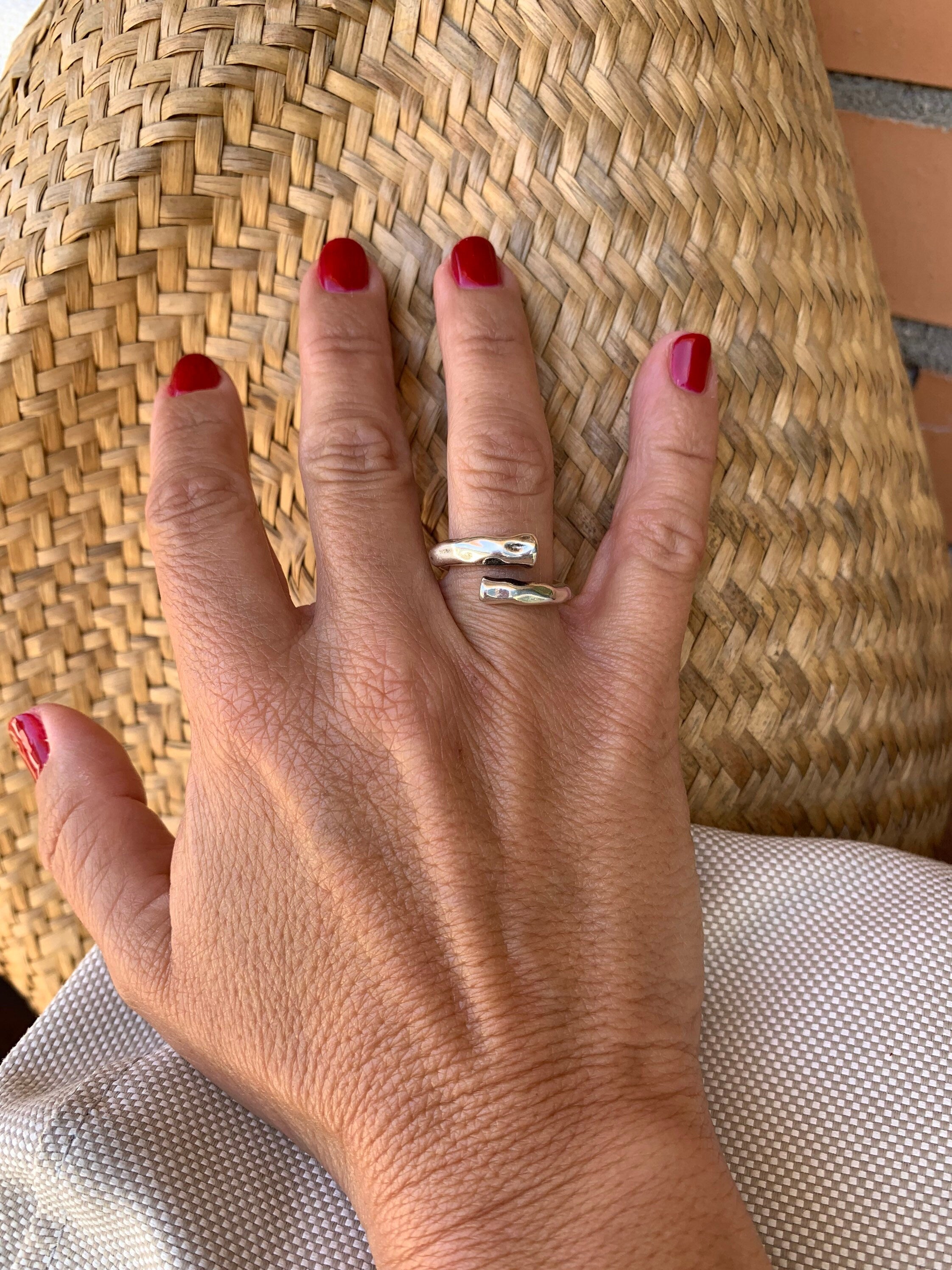 Anillo de plata gruesa de inspiración bohemia con una banda orgánica e irregular con acabado martillado, estilo Uno de 50