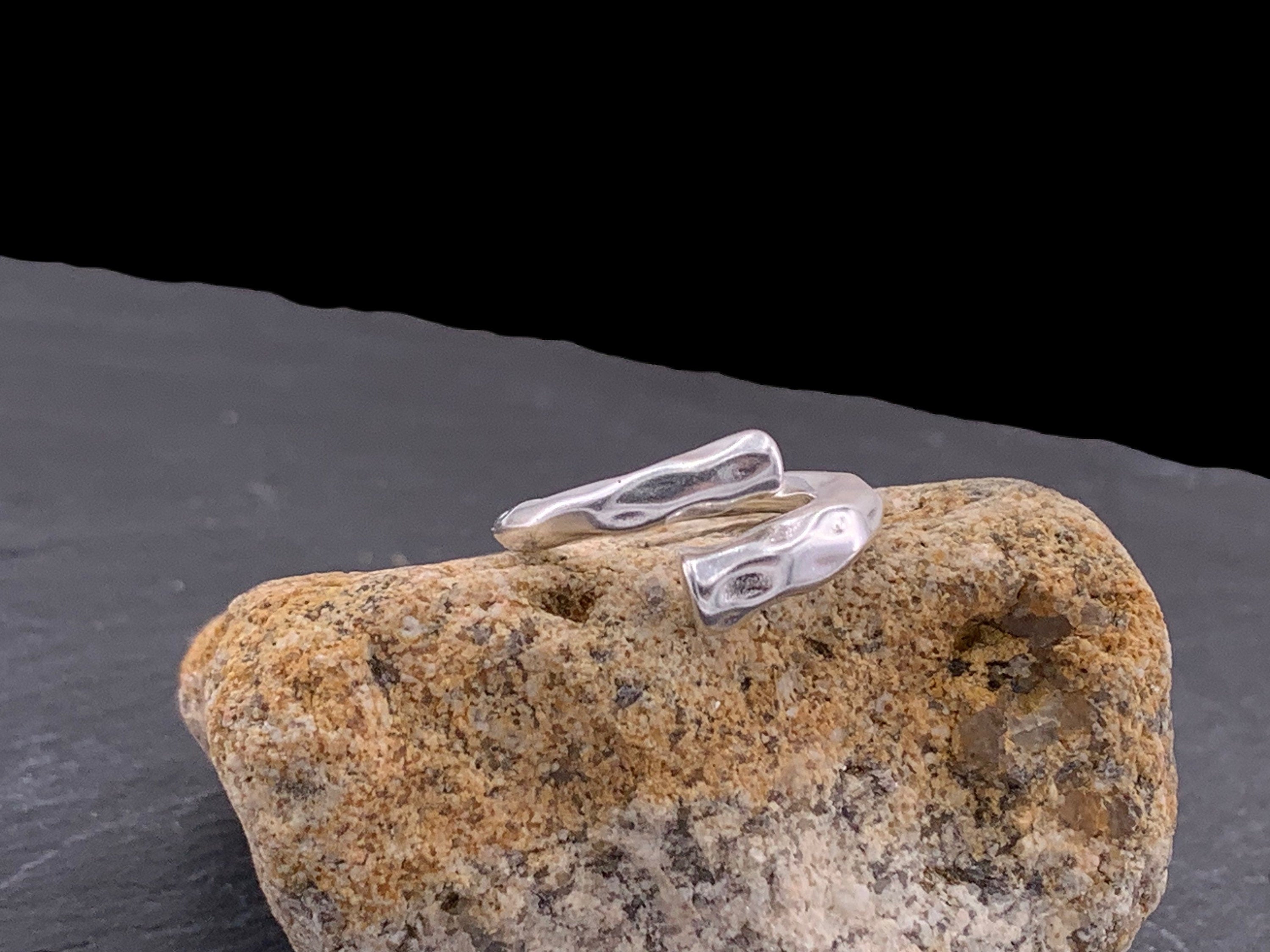 Anillo de plata gruesa de inspiración bohemia con una banda orgánica e irregular con acabado martillado, estilo Uno de 50