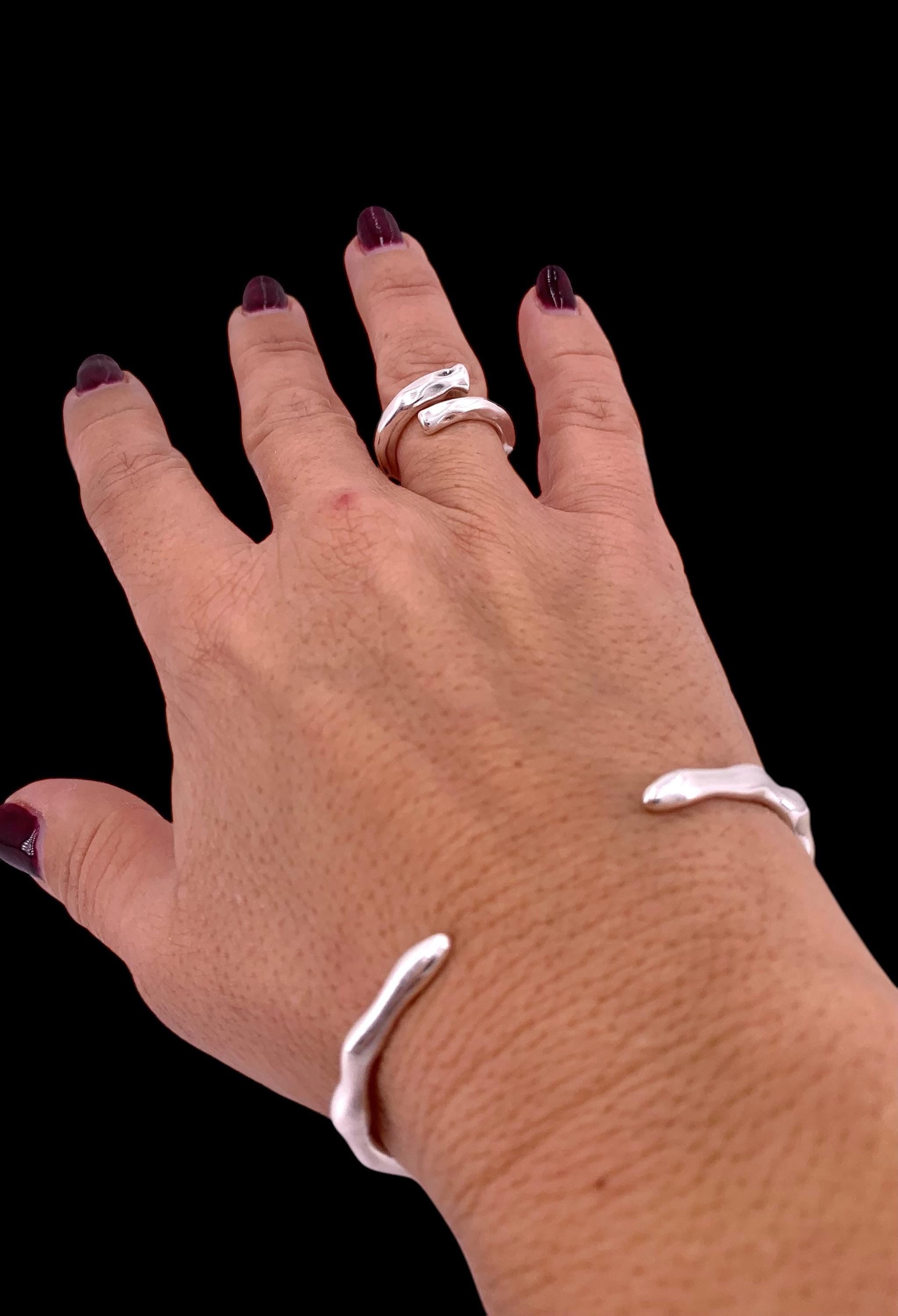 Anillo de plata gruesa de inspiración bohemia con una banda orgánica e irregular con acabado martillado, estilo Uno de 50