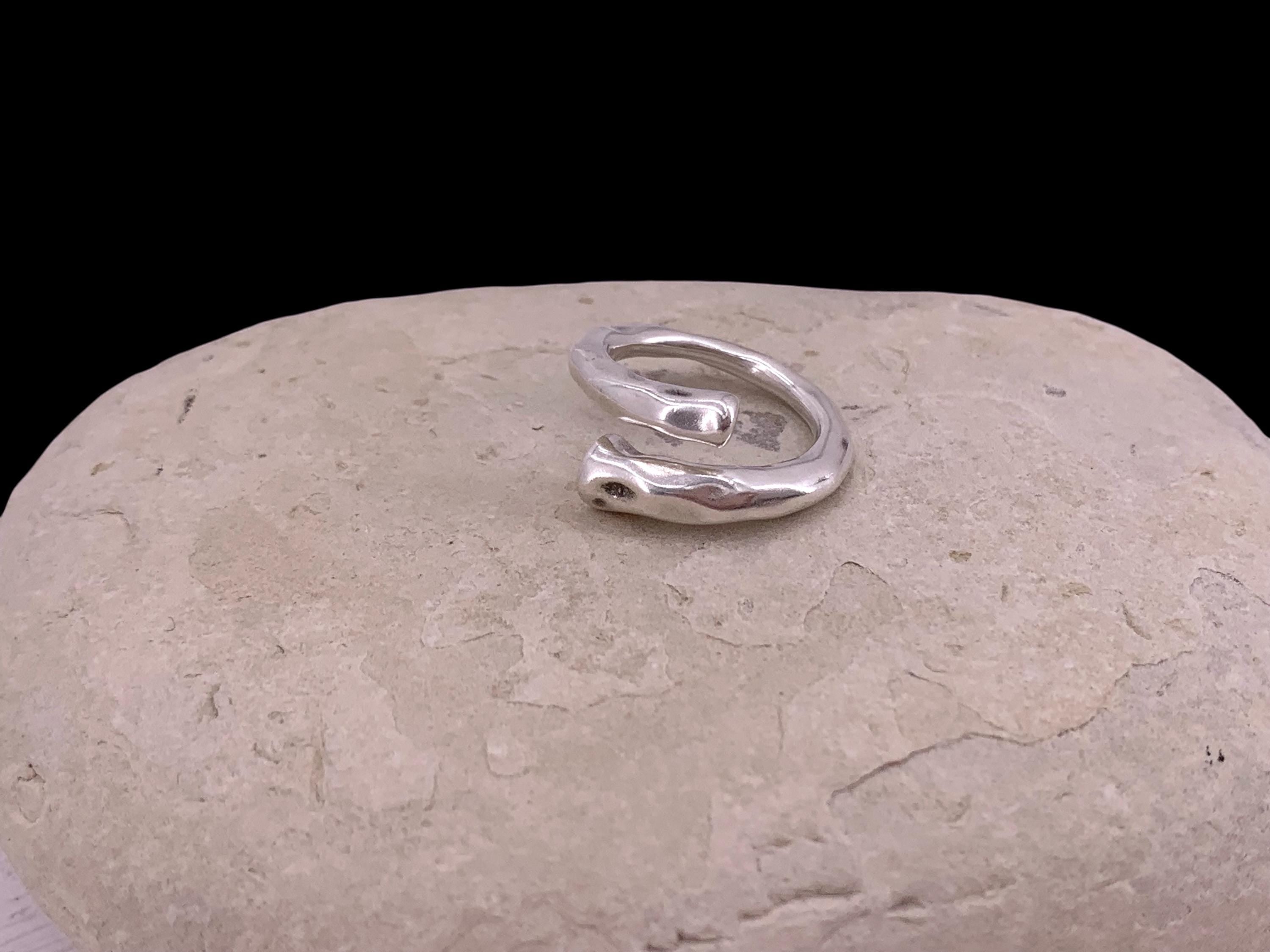 Anillo de plata gruesa de inspiración bohemia con una banda orgánica e irregular con acabado martillado, estilo Uno de 50