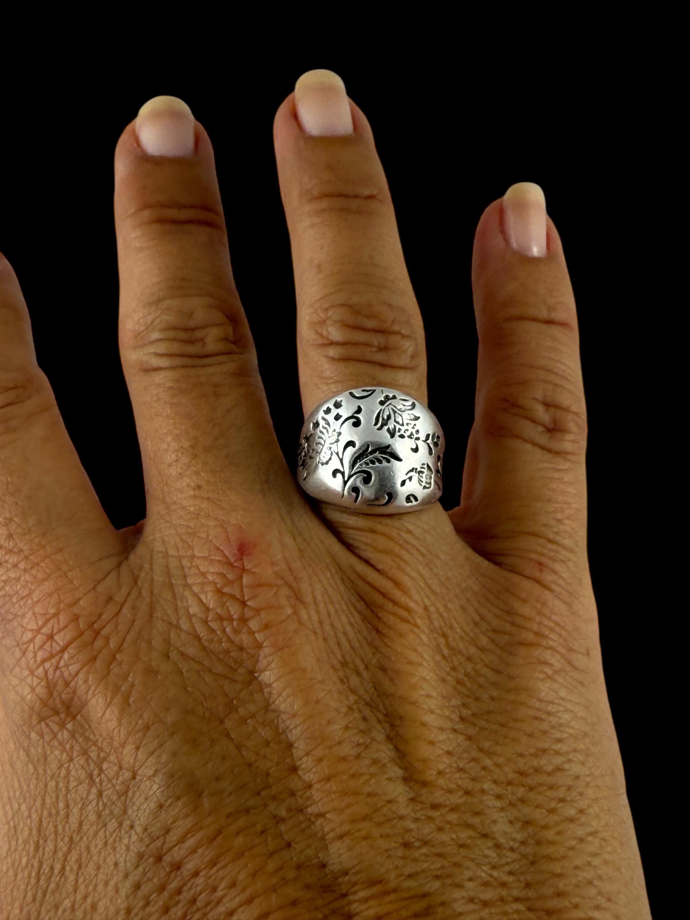 Chunky Silver Floral dome Ring – Handcrafted Statement Band with Engraved Botanical Motif, wide engraved silver open ring, uno de 50 Style