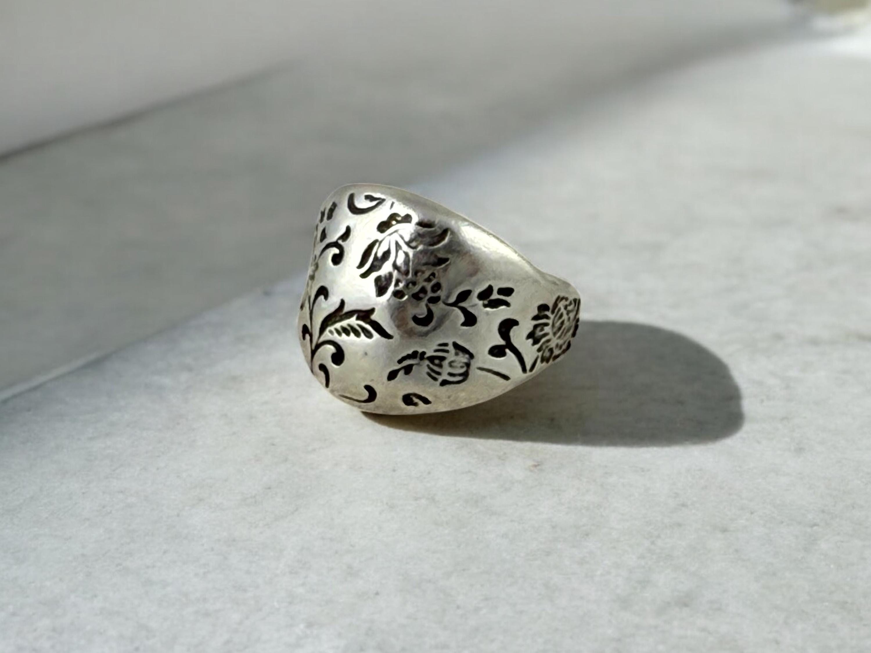Chunky Silver Floral dome Ring – Handcrafted Statement Band with Engraved Botanical Motif, wide engraved silver open ring, uno de 50 Style