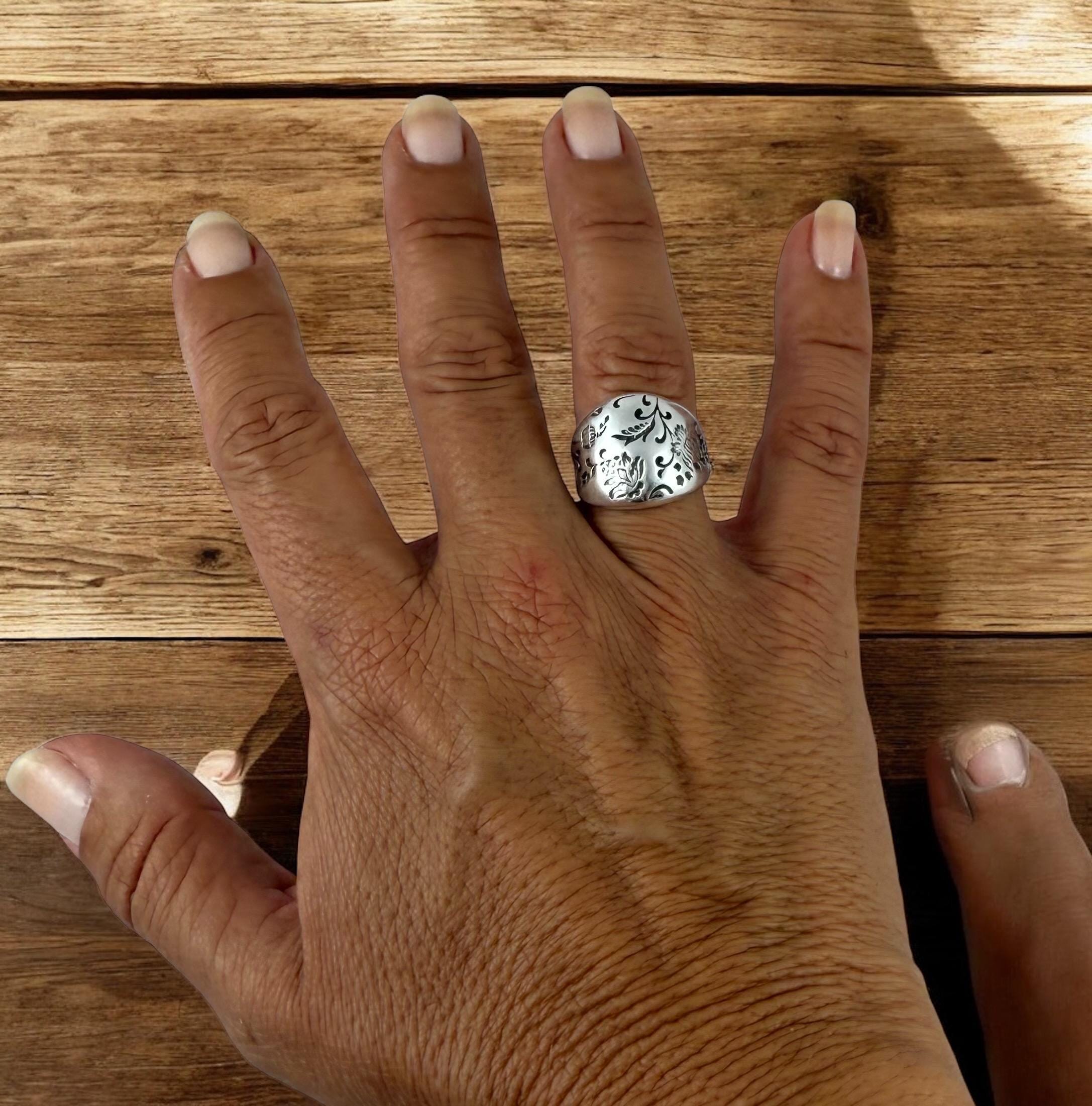 Chunky Silver Floral dome Ring – Handcrafted Statement Band with Engraved Botanical Motif, wide engraved silver open ring, uno de 50 Style