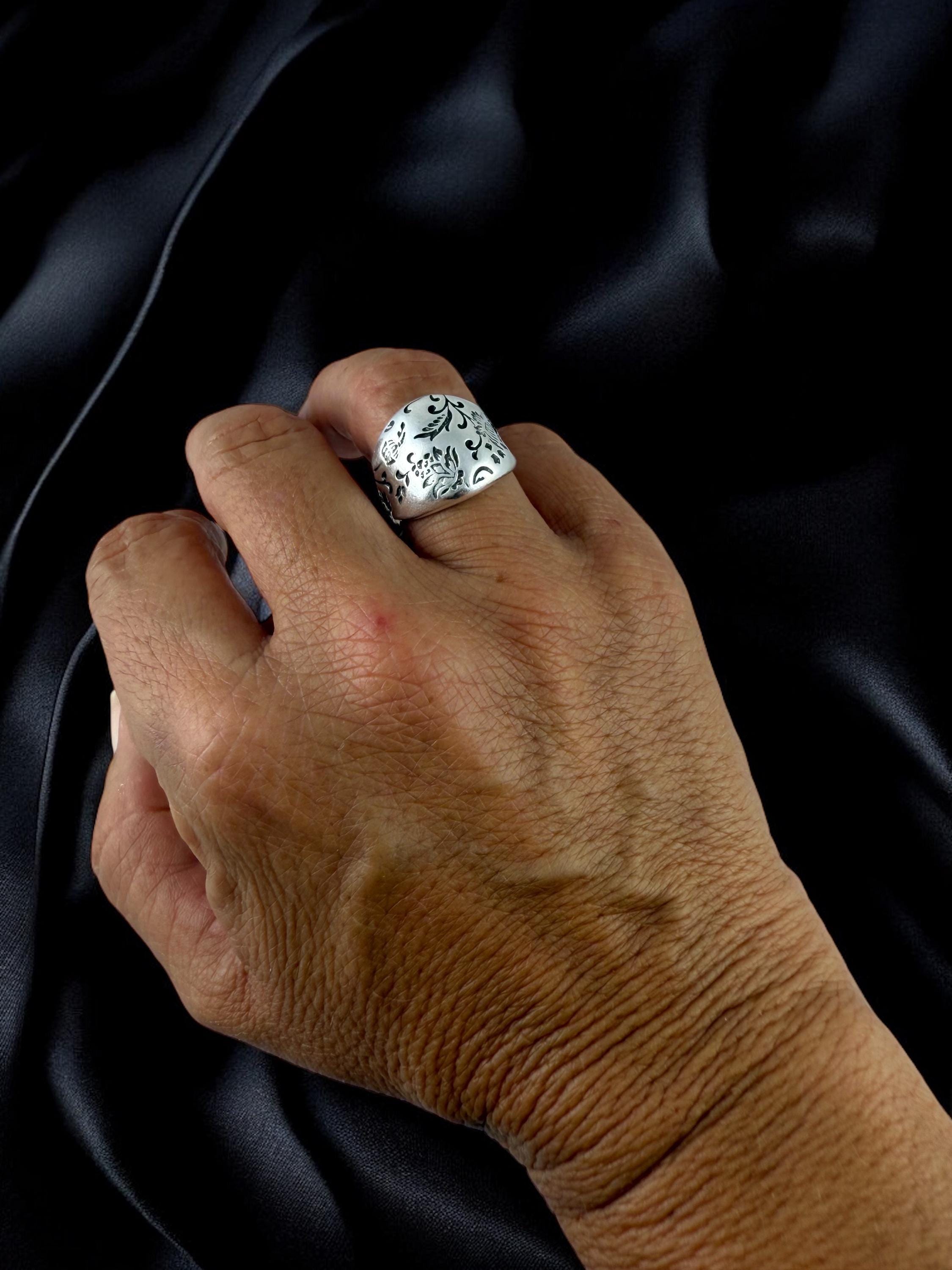 Chunky Silver Floral dome Ring – Handcrafted Statement Band with Engraved Botanical Motif, wide engraved silver open ring, uno de 50 Style