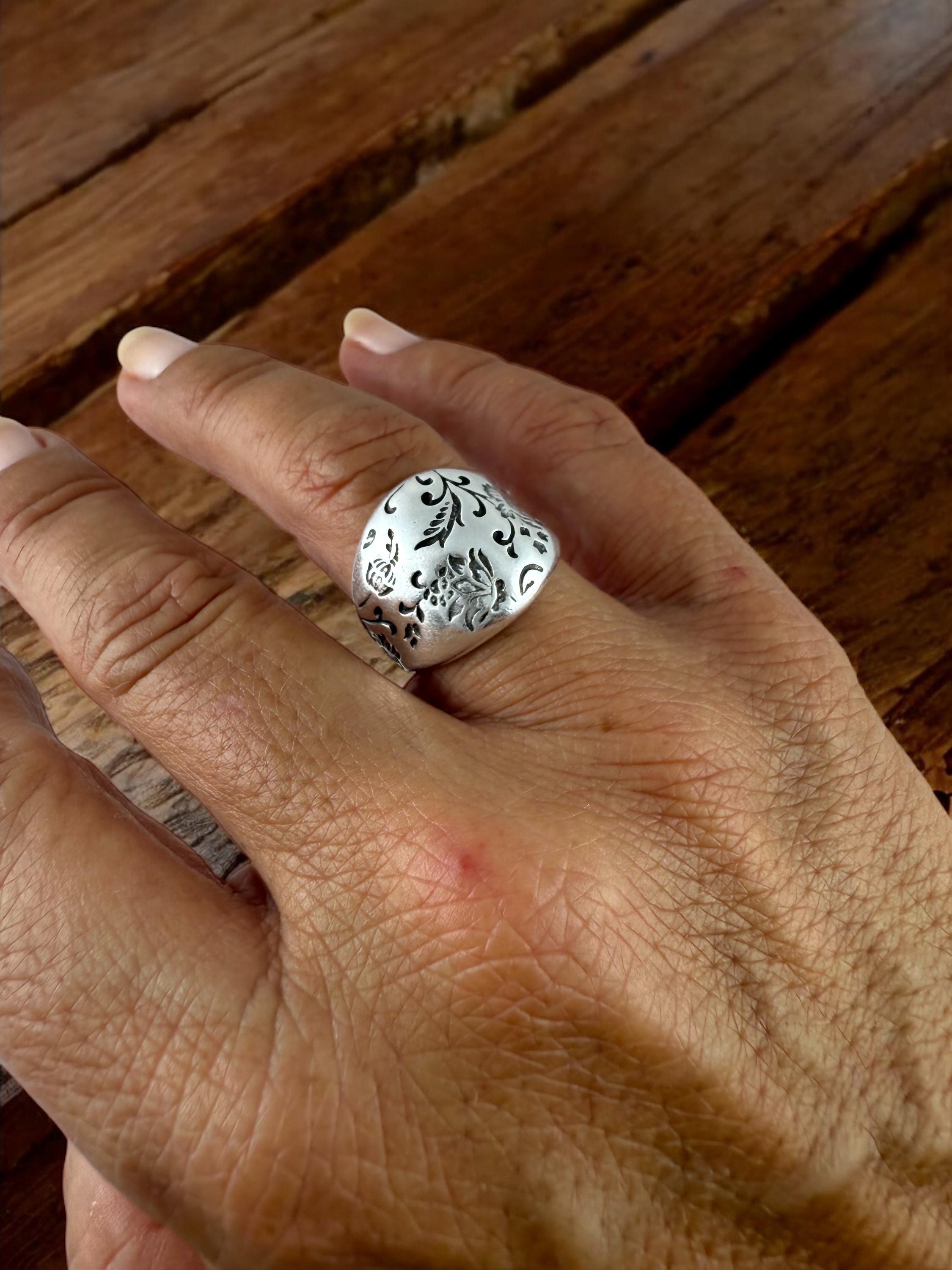 Chunky Silver Floral dome Ring – Handcrafted Statement Band with Engraved Botanical Motif, wide engraved silver open ring, uno de 50 Style