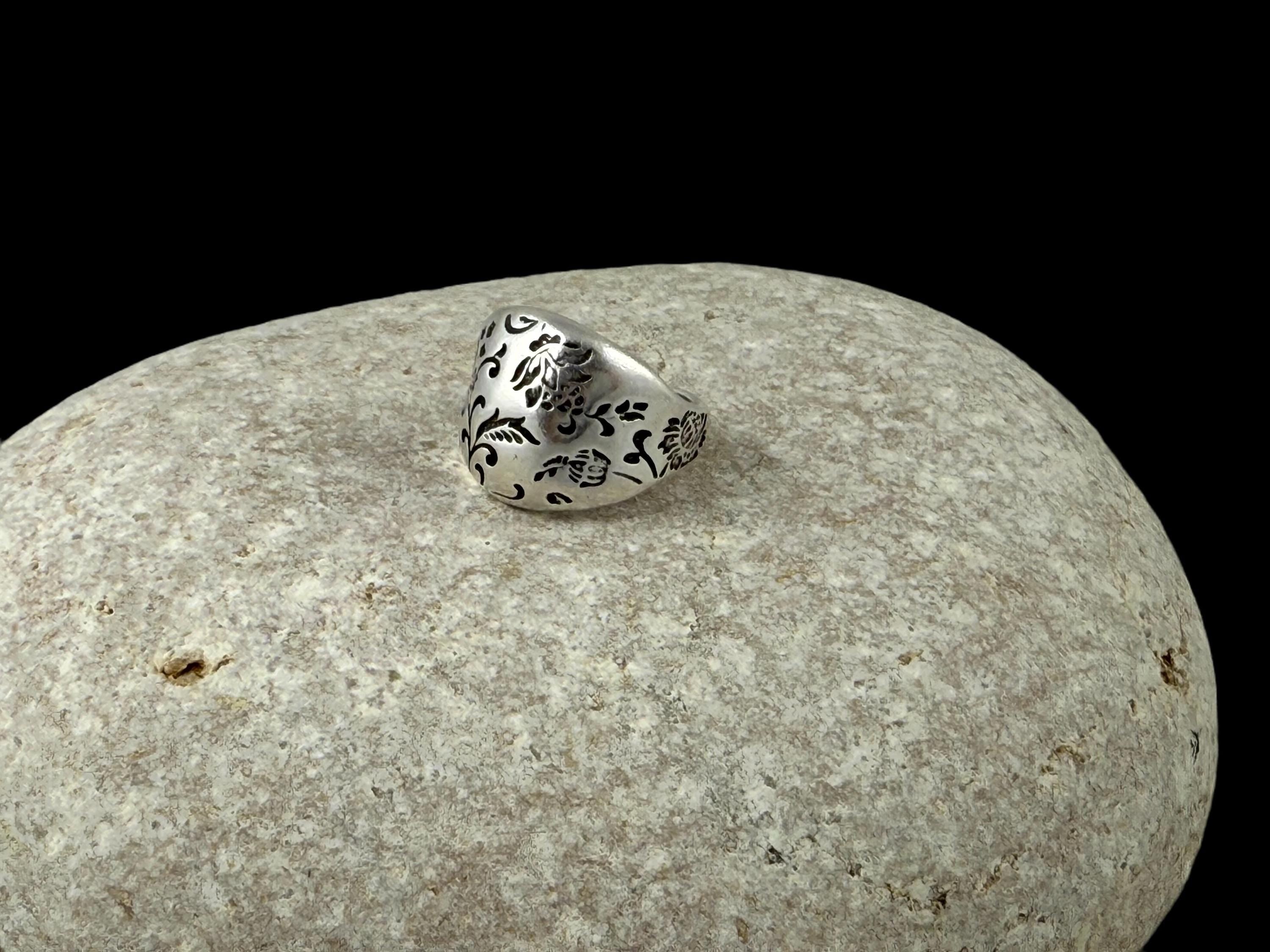 Chunky Silver Floral dome Ring – Handcrafted Statement Band with Engraved Botanical Motif, wide engraved silver open ring, uno de 50 Style