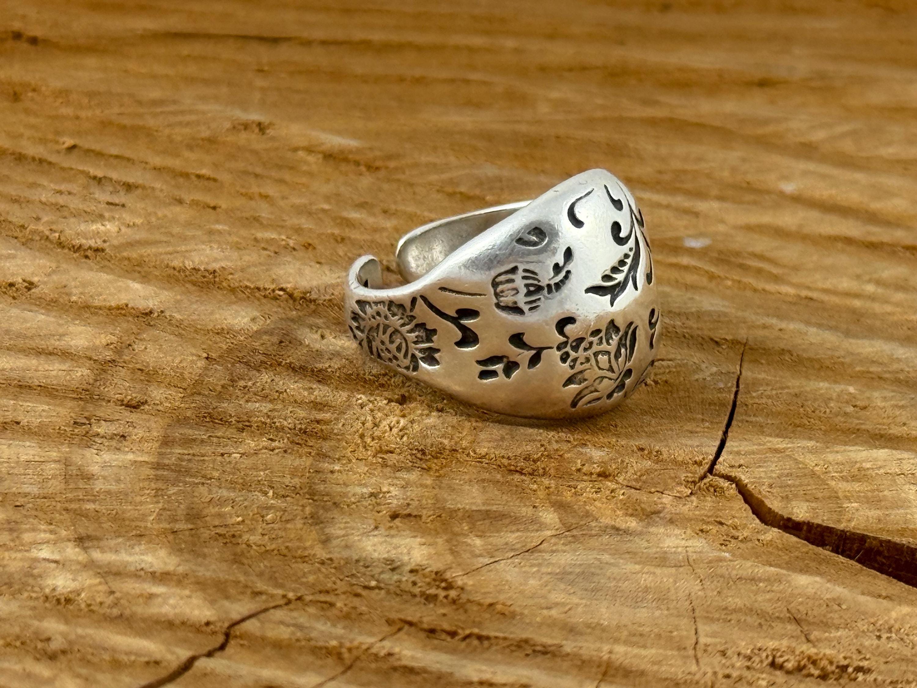 Chunky Silver Floral dome Ring – Handcrafted Statement Band with Engraved Botanical Motif, wide engraved silver open ring, uno de 50 Style