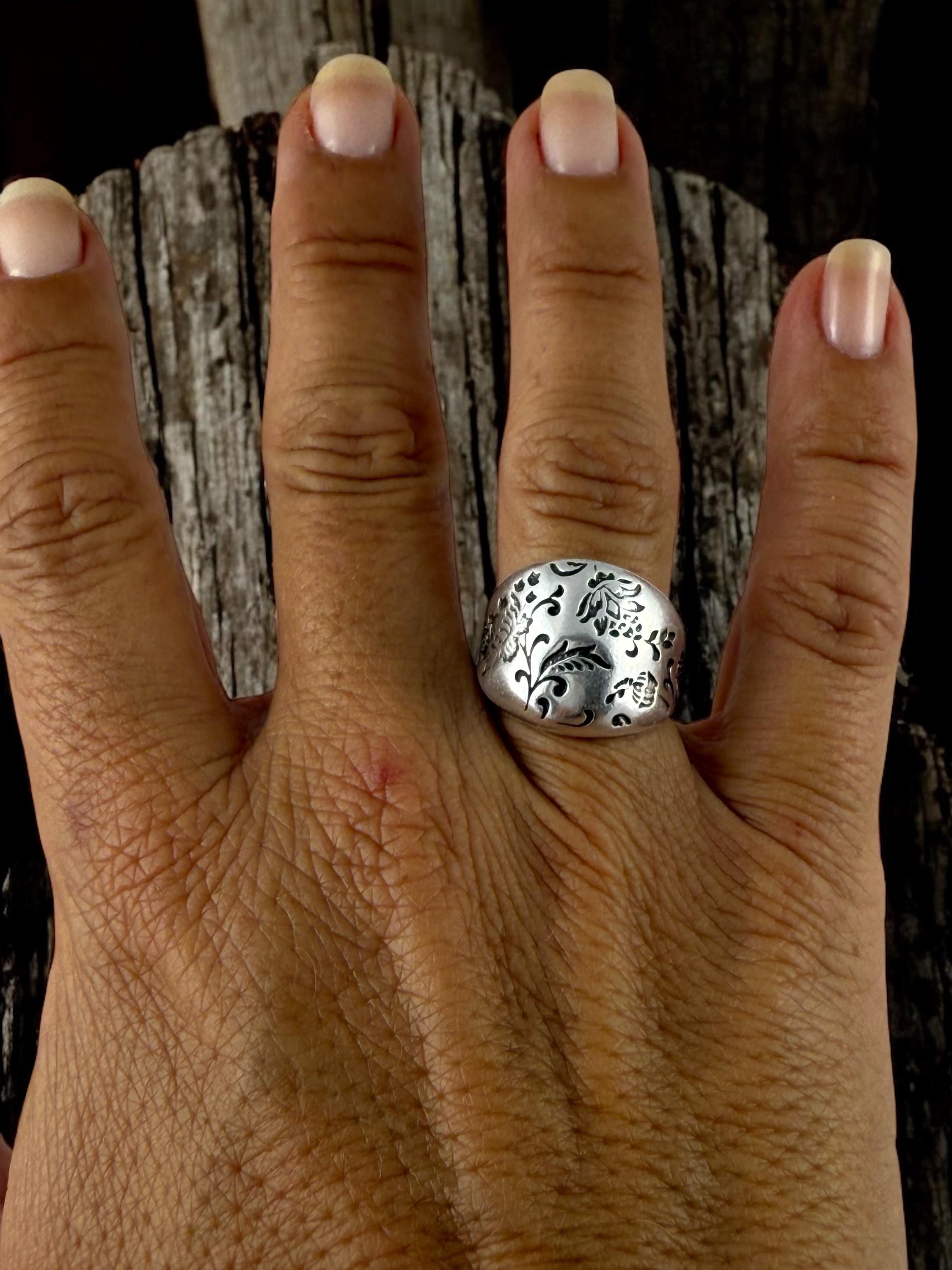 Chunky Silver Floral dome Ring – Handcrafted Statement Band with Engraved Botanical Motif, wide engraved silver open ring, uno de 50 Style