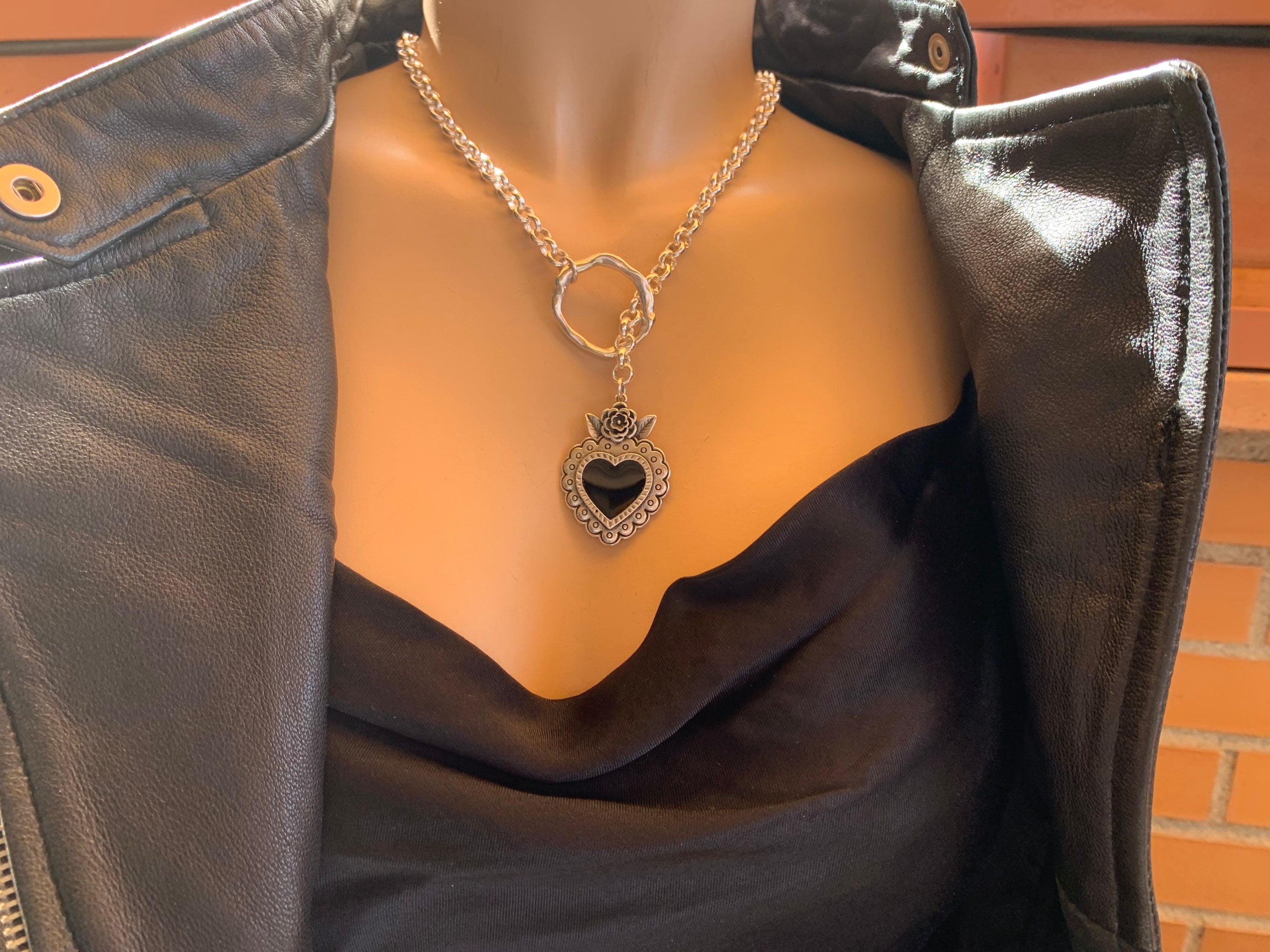 Gothic Black Heart Lariat Necklace – Dark Romantic Statement Jewelry – Handmade Alternative Fashion, gift for stylish women,