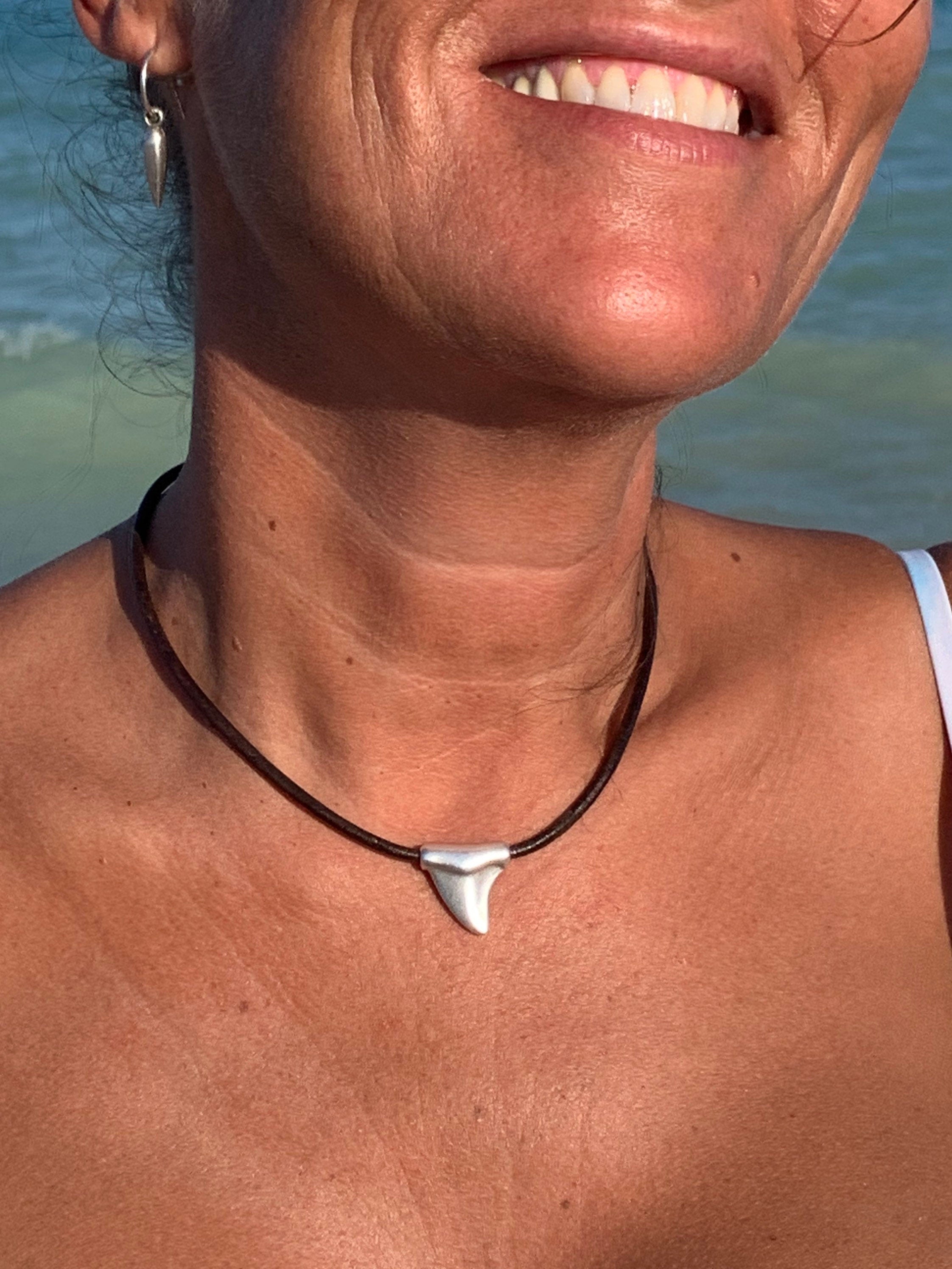 Minimalist Shark Tooth Choker – Spanish Leather & Silver-Plated Pendant – Surf and Boho Style