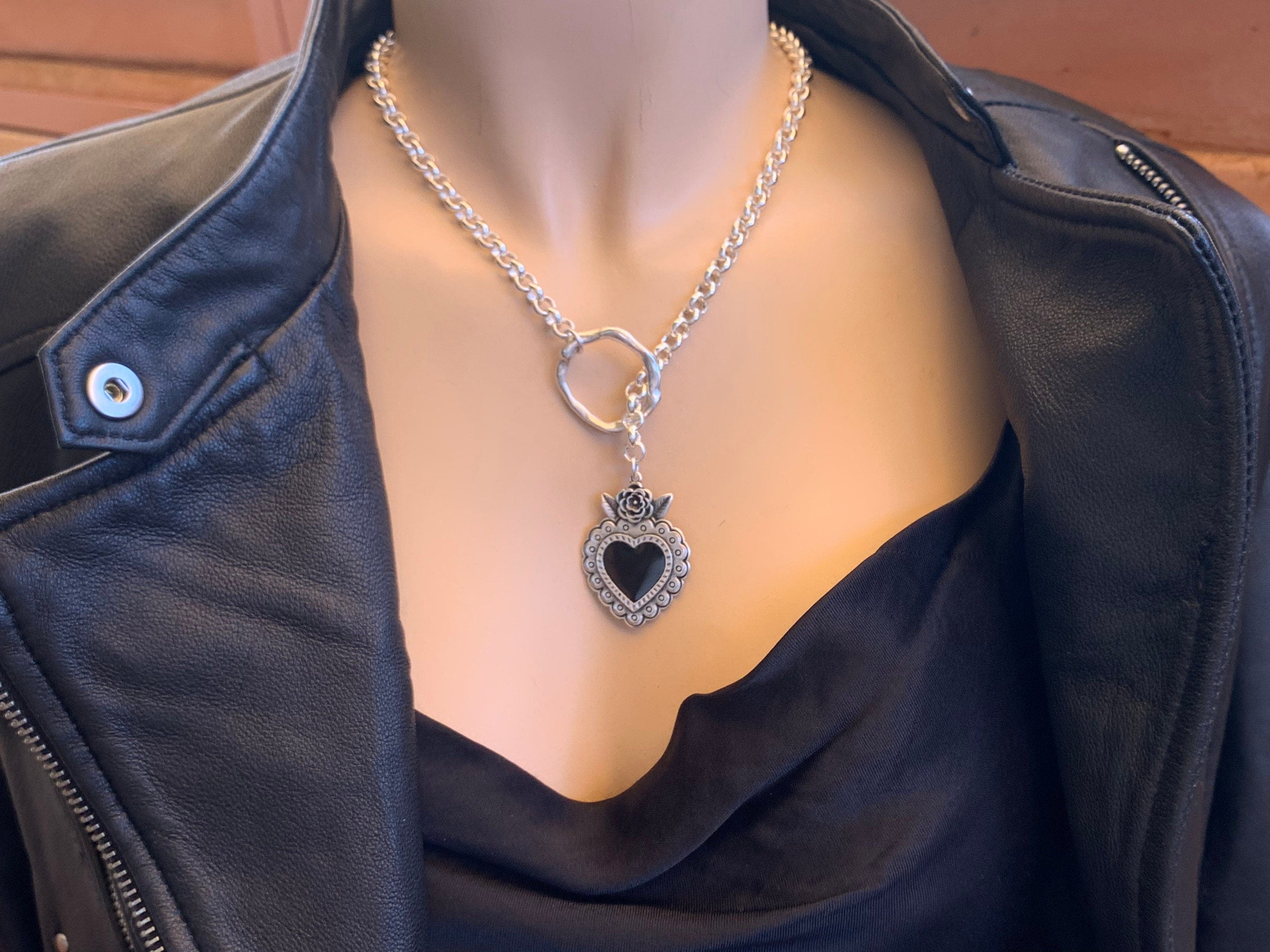 Gothic Black Heart Lariat Necklace – Dark Romantic Statement Jewelry – Handmade Alternative Fashion, gift for stylish women,