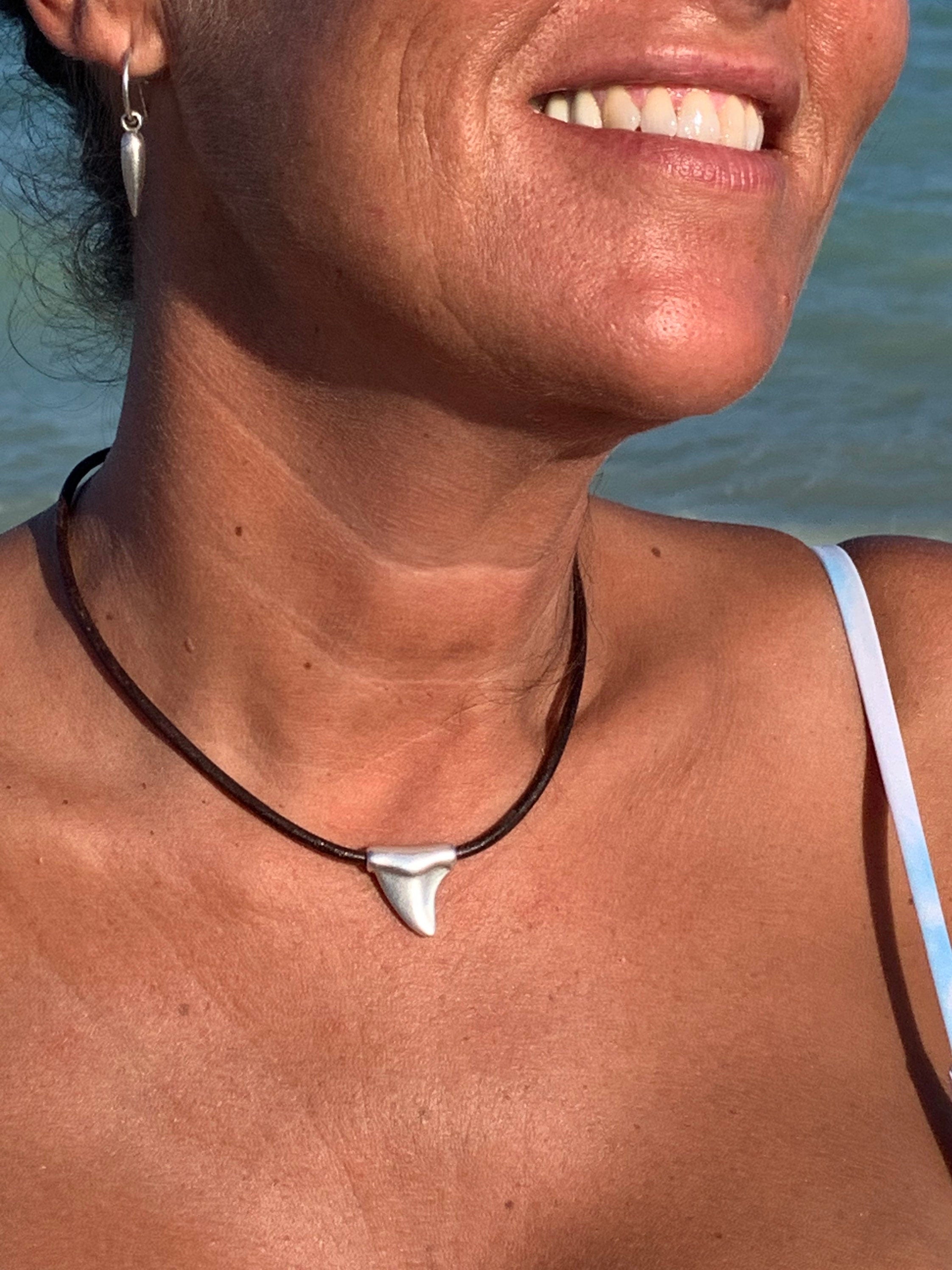 Minimalist Shark Tooth Choker – Spanish Leather & Silver-Plated Pendant – Surf and Boho Style