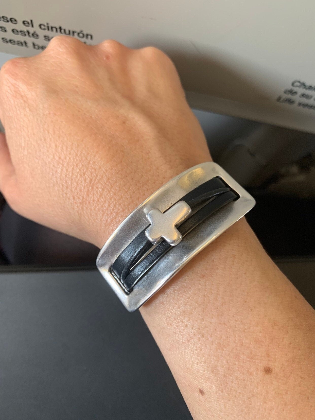 Black Leather Bracelet with Zamak Cross – Bold Centerpiece & Magnetic Clasp | chunky silver unisex cuff, uno de 50 style